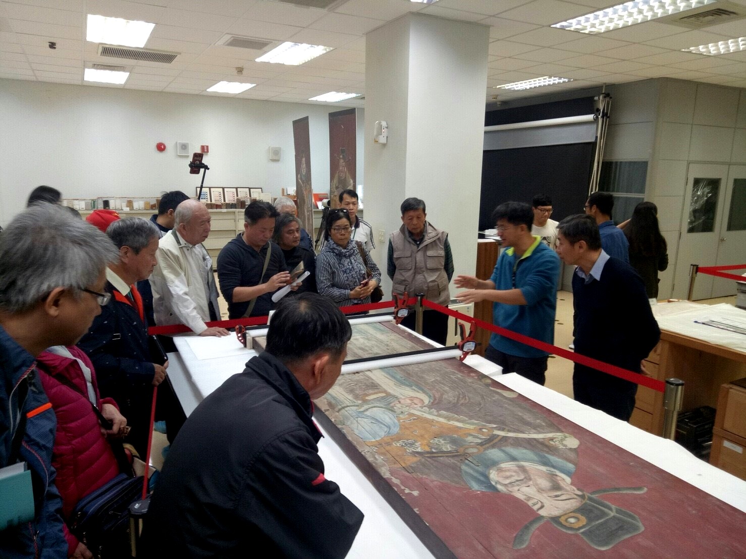 彰化縣鹿港龍山寺彩繪門神,已由文化部文資局文資中心專家進行修護。 彰化縣鹿港龍山寺彩繪門神,已由文化部文資局文資中心專家進行修護。