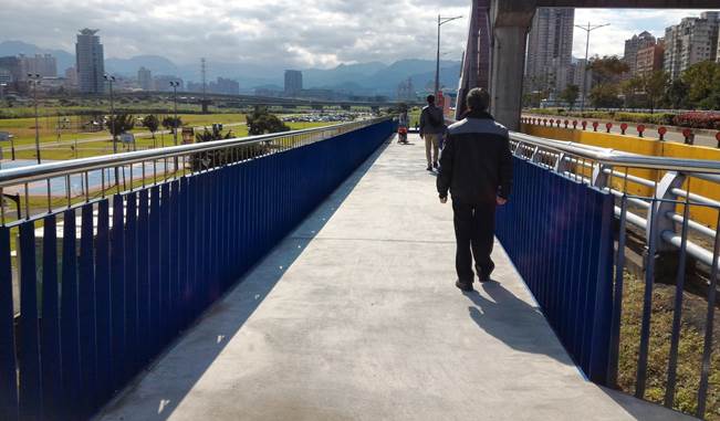 為創造友善的親水環境,新北市政府協於環河道路畫設行穿線,建設堤外牽引道,拉近市區及河濱公園距離,期望打造無障礙通行動線。 圖:新北市政府/提供 為創造友善的親水環境,新北市政府協於環河道路畫設行穿線,建設堤外牽引道,拉近市區及河濱公園距離,期望打造無障礙通行動線。 圖:新北市政府/提供