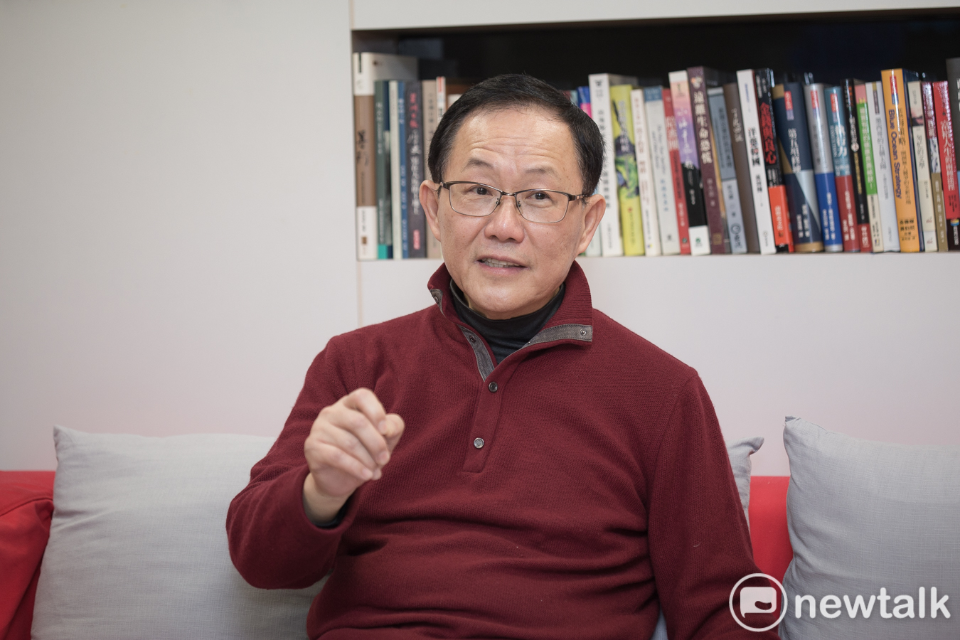 第五度宣布參選台北市長的國民黨前立委丁守中說,國民黨現在沒黨產了,相信沒本錢再玩過去吹捧造神、指定那一套,自己有信心脫穎而出。 第五度宣布參選台北市長的國民黨前立委丁守中說,國民黨現在沒黨產了,相信沒本錢再玩過去吹捧造神、指定那一套,自己有信心脫穎而出。