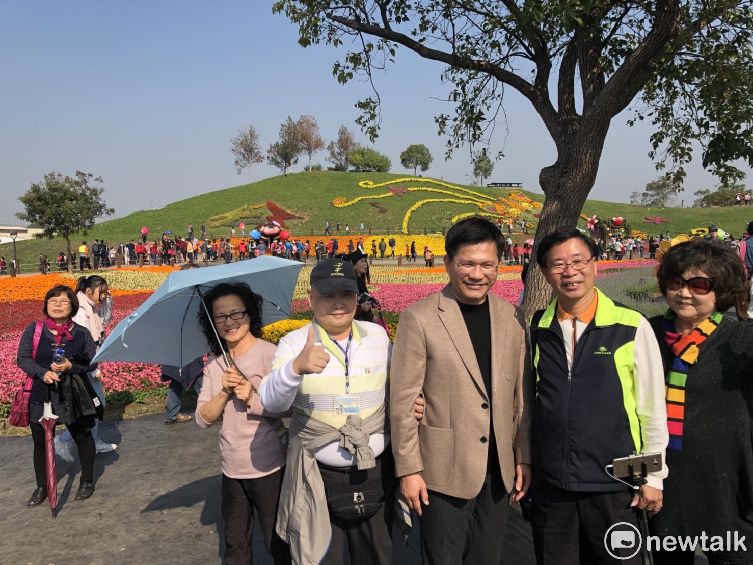 參加花毯節的遊客紛紛搶著與林佳龍合照。 圖:王鵬宇/攝 參加花毯節的遊客紛紛搶著與林佳龍合照。 圖:王鵬宇/攝