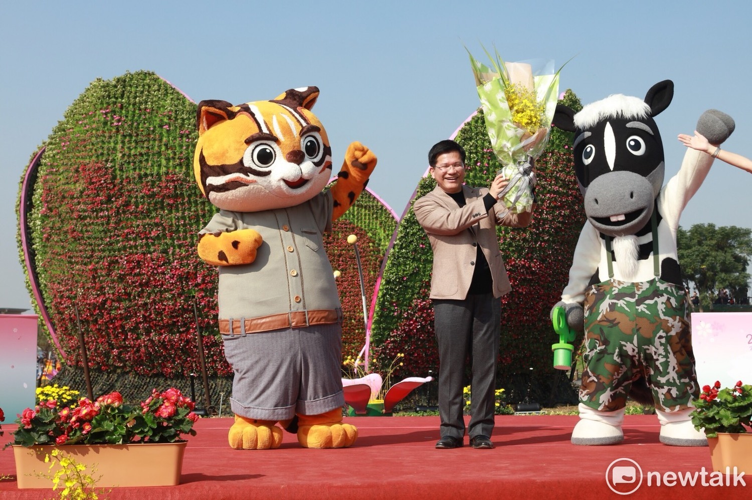 台中市長林佳龍和花博吉祥物「石虎家族」和「歐米馬」合影。 圖:王鵬宇/攝 台中市長林佳龍和花博吉祥物「石虎家族」和「歐米馬」合影。 圖:王鵬宇/攝