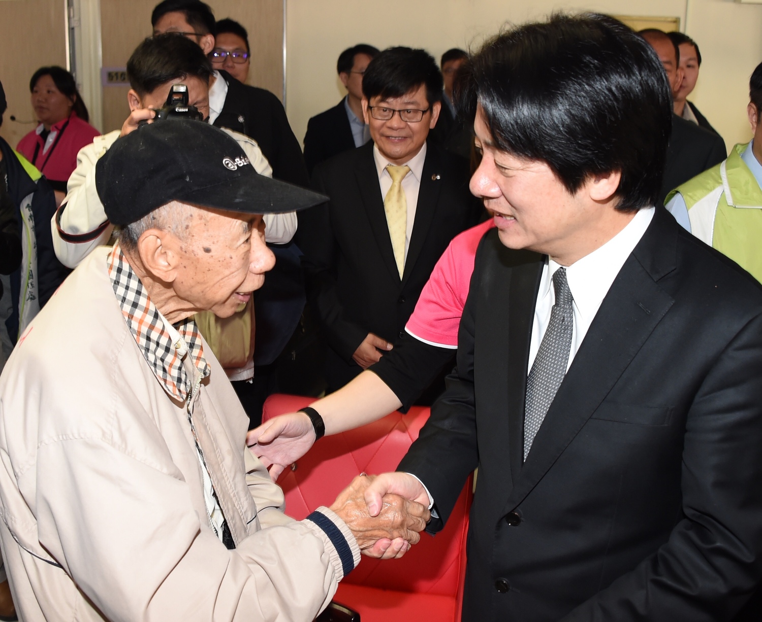 行政院長賴清德今(23)日上午參訪台南市長照2.0照顧據點悠然綠園。 圖:行政院/提供 行政院長賴清德今(23)日上午參訪台南市長照2.0照顧據點悠然綠園。 圖:行政院/提供