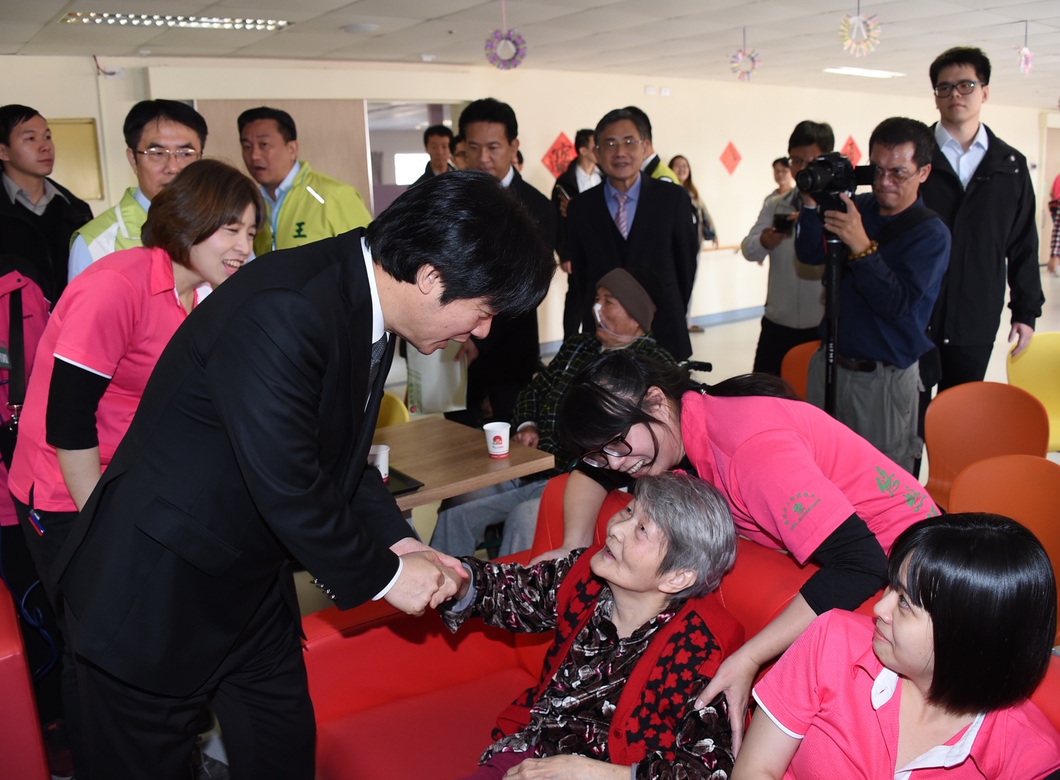 行政院長賴清德今(23)日上午參訪台南市長照2.0照顧據點悠然綠園。 圖:行政院/提供 行政院長賴清德今(23)日上午參訪台南市長照2.0照顧據點悠然綠園。 圖:行政院/提供
