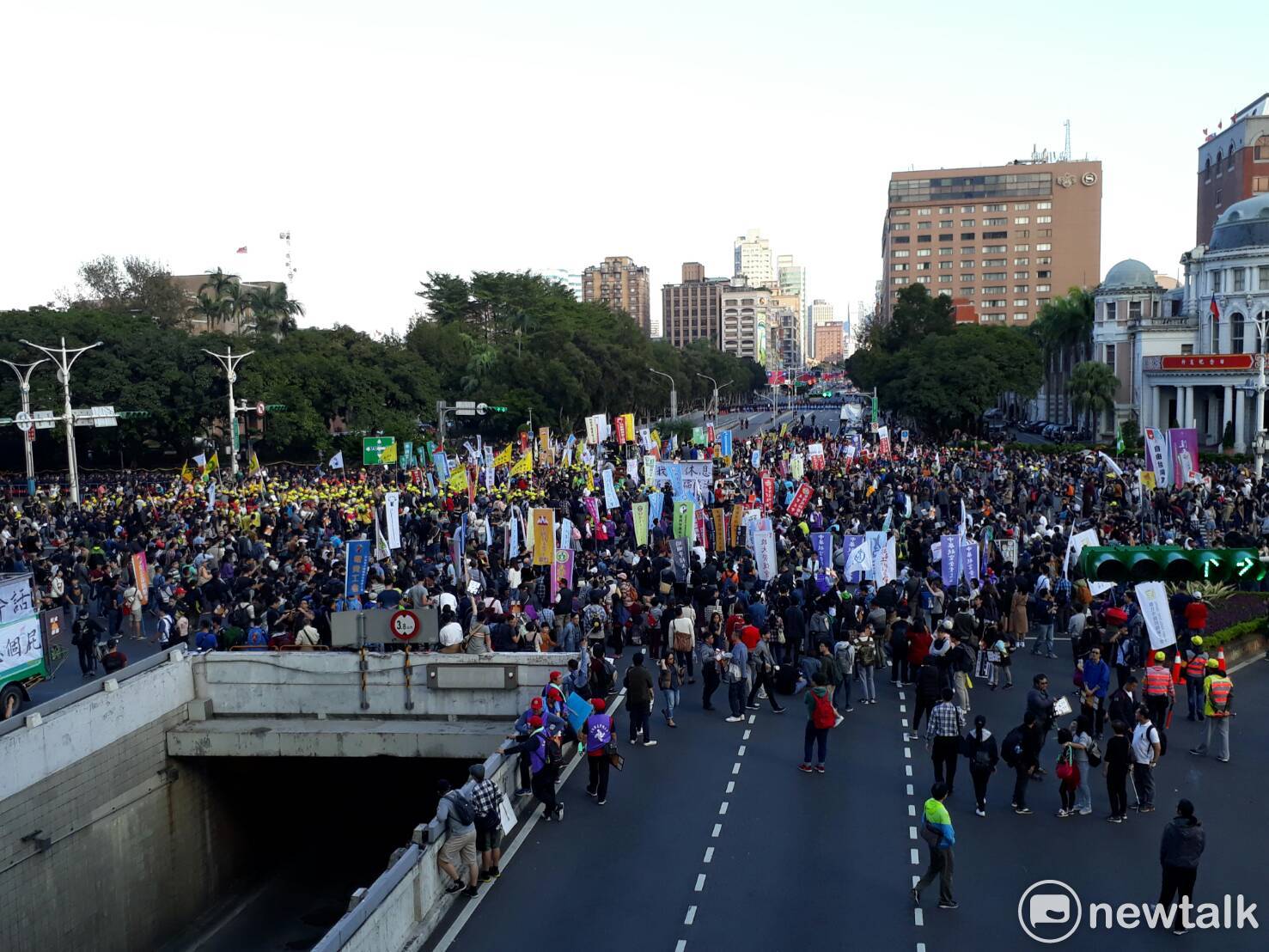 警方把中山南路佔去一半,引發劳團不滿,有人與警方衝突。 圖:陳香蘭/攝 警方把中山南路佔去一半,引發劳團不滿,有人與警方衝突。 圖:陳香蘭/攝