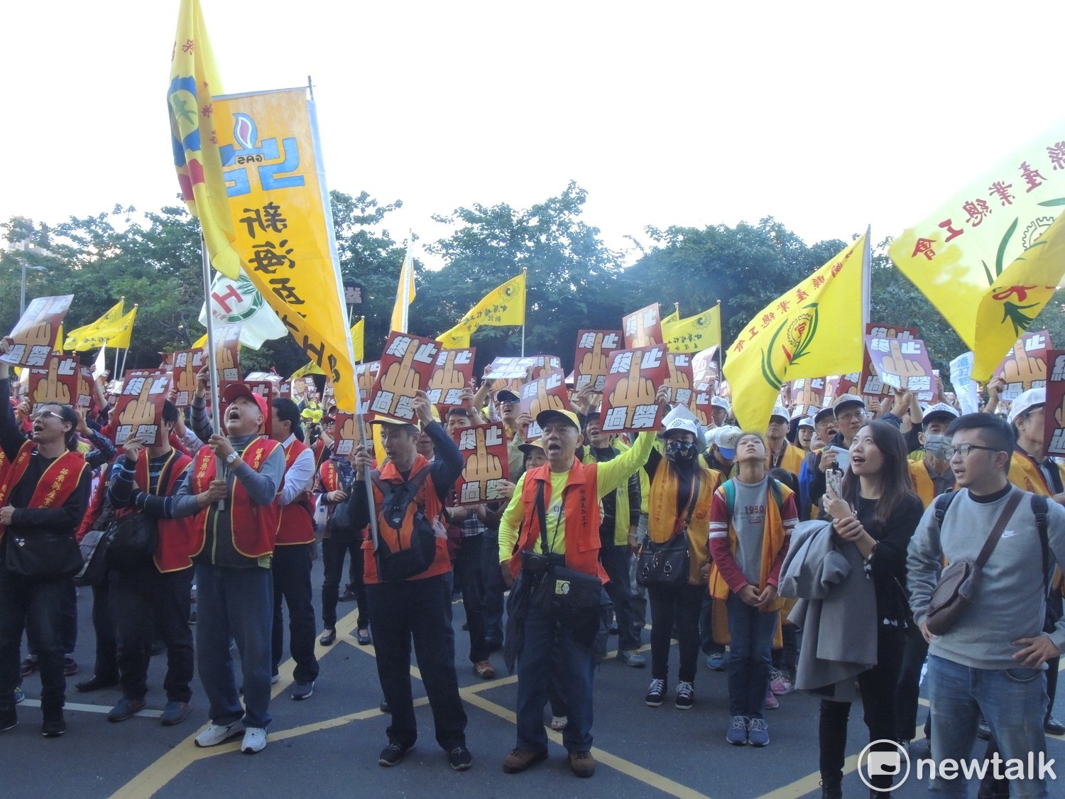 勞團面對民進黨部高喊「我血汗過勞,你功德個屁!」 圖:黃韋銓/攝 勞團面對民進黨部高喊「我血汗過勞,你功德個屁!」 圖:黃韋銓/攝
