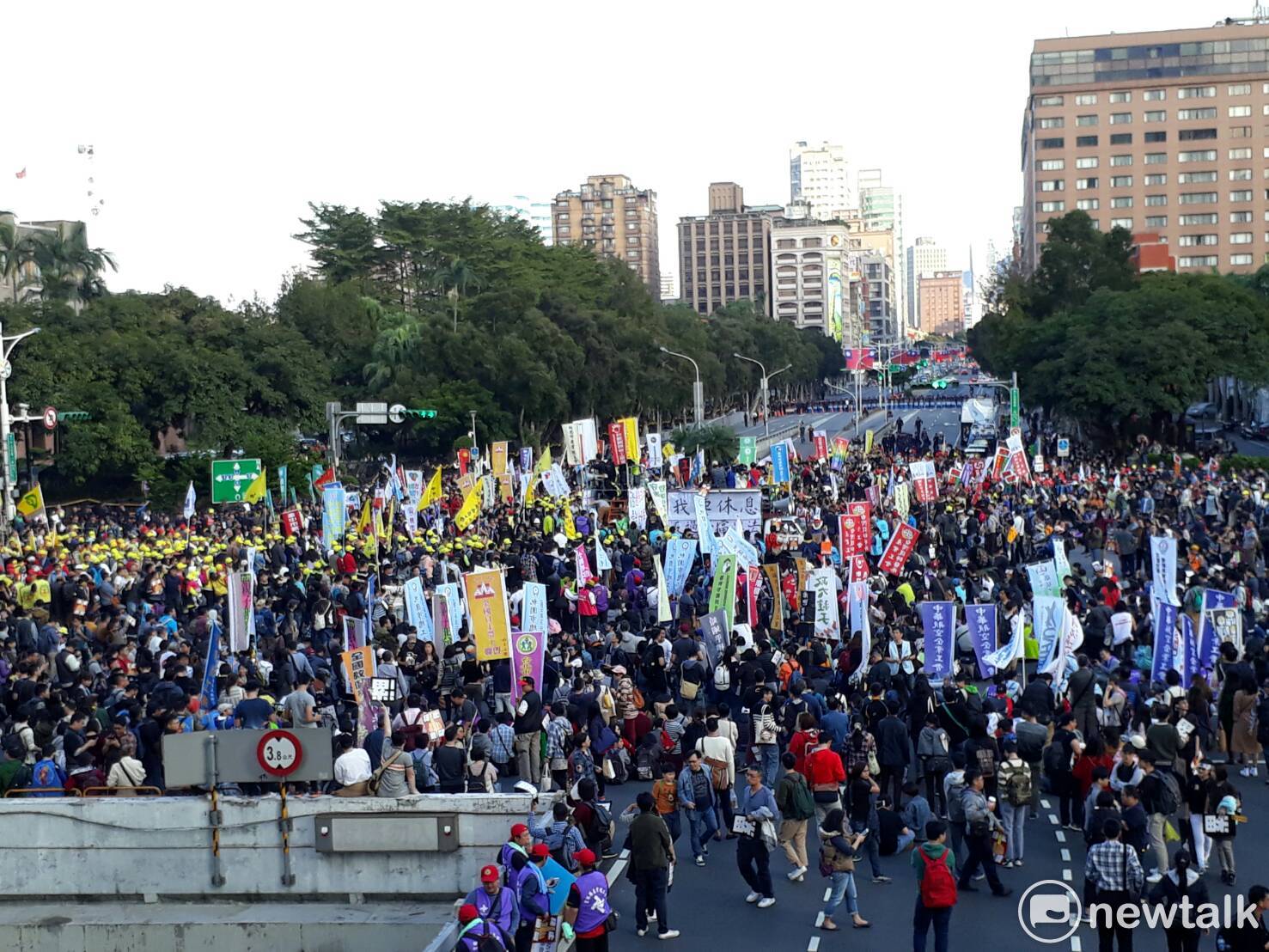 眼見抗議情勢擴大,勞團聲稱得到消息,高層正在行政院開緊急會議。 圖:陳香蘭/攝 眼見抗議情勢擴大,勞團聲稱得到消息,高層正在行政院開緊急會議。 圖:陳香蘭/攝