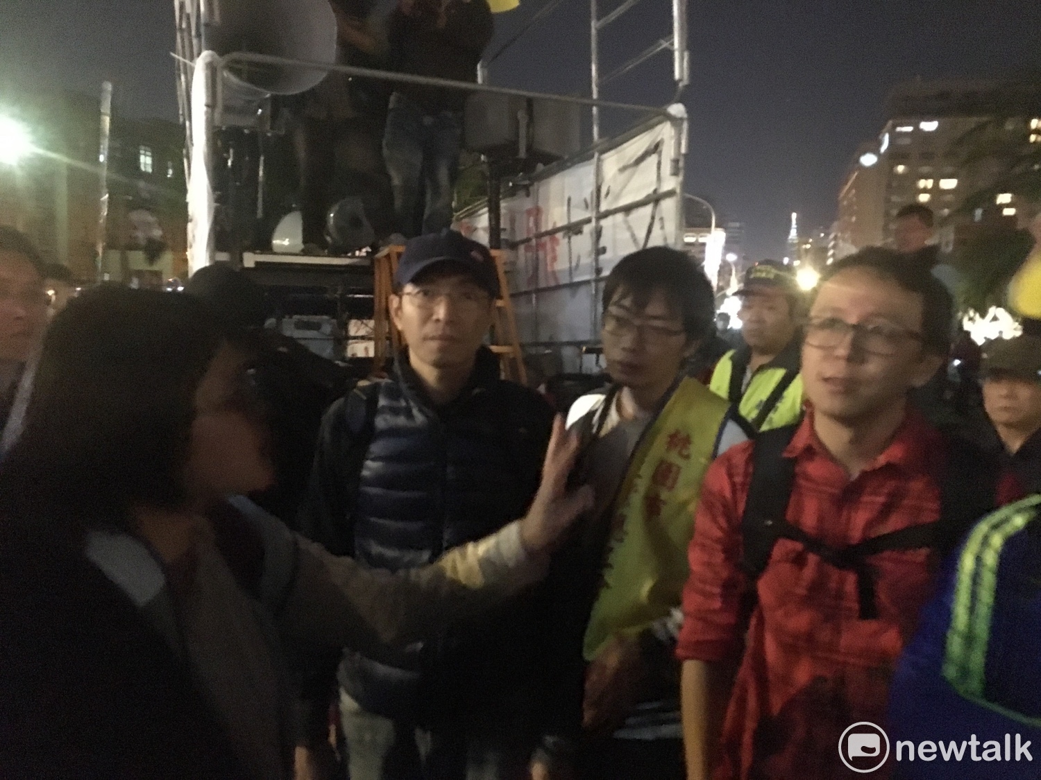 即使在毛振飛決策圈中的台灣高教產業工會研究員陳伯謙認為應該留下,並宣布有意願留下的民眾可自行留下,之後雙方便在宣傳車後方大吵,陳伯謙憤而離去。 圖:黃韋銓/攝 即使在毛振飛決策圈中的台灣高教產業工會研究員陳伯謙認為應該留下,並宣布有意願留下的民眾可自行留下,之後雙方便在宣傳車後方大吵,陳伯謙憤而離去。 圖:黃韋銓/攝