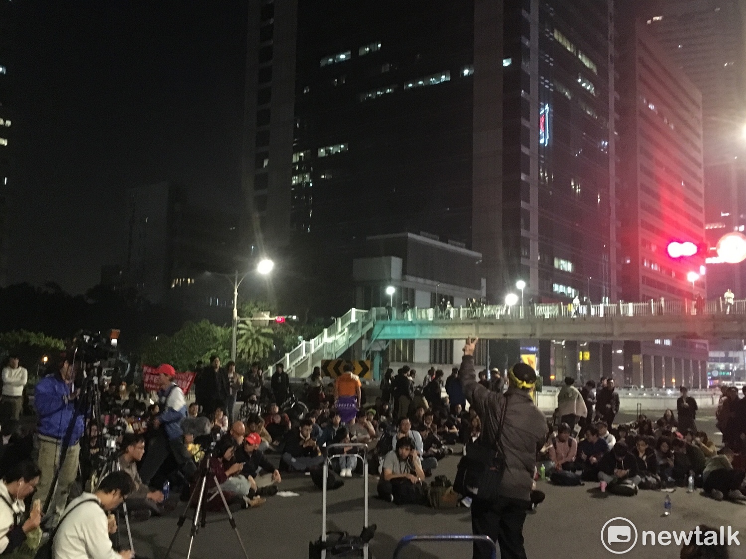 現場約有300名學生與民眾繼續靜坐,不時喊口號,唱歌精神喊話。 圖:黃韋銓/攝 現場約有300名學生與民眾繼續靜坐,不時喊口號,唱歌精神喊話。 圖:黃韋銓/攝