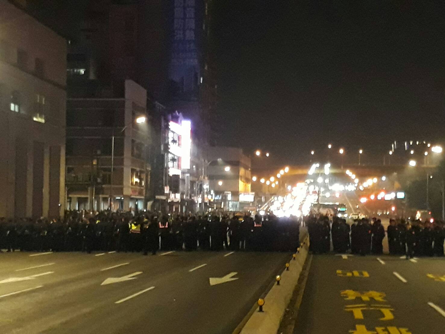 警方在忠孝橋出動大批警力。 圖:陳香蘭/攝 警方在忠孝橋出動大批警力。 圖:陳香蘭/攝