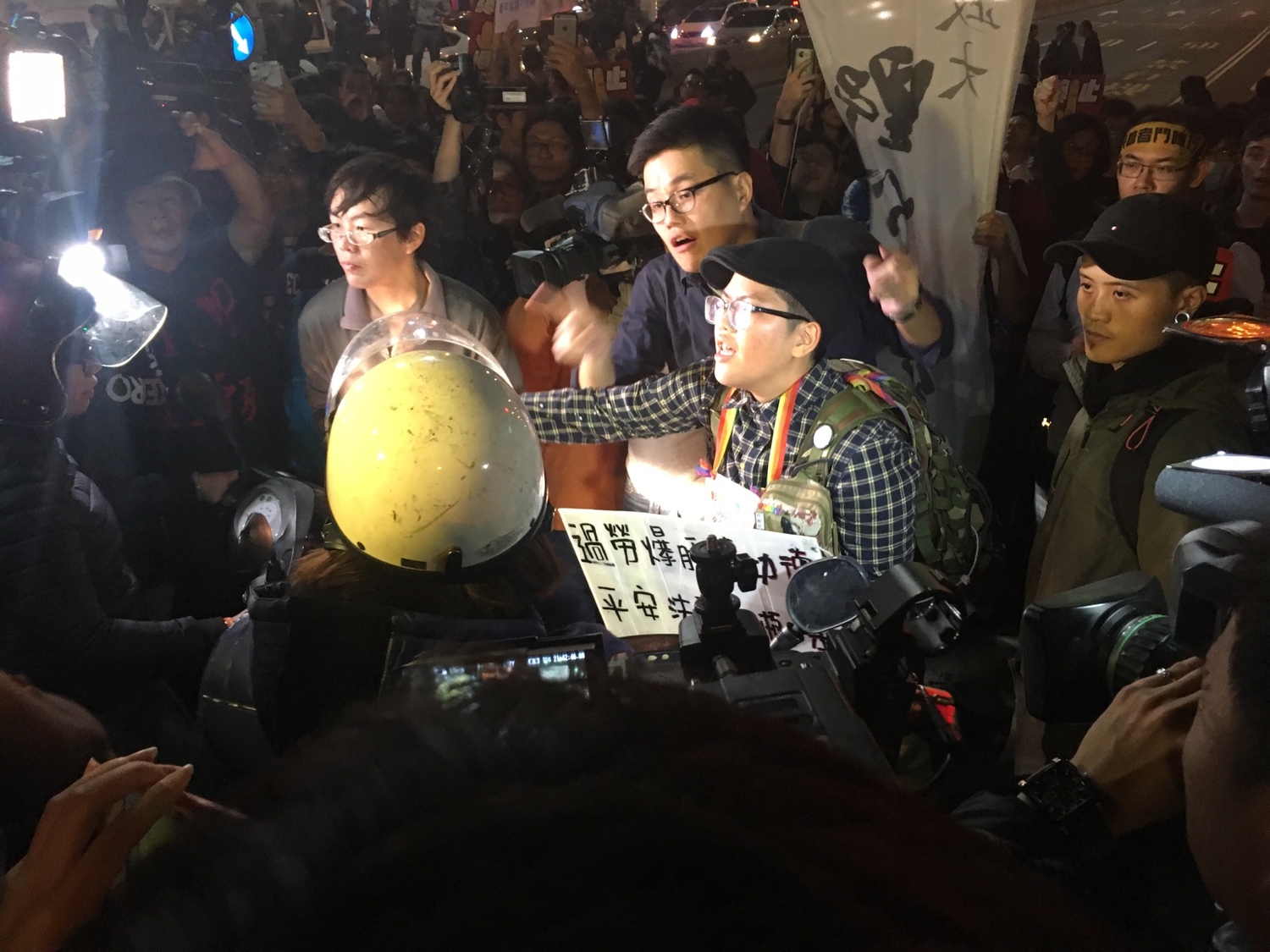民眾要上忠孝橋,不斷催油門,與學生發生衝突。 圖:黃韋銓/攝 民眾要上忠孝橋,不斷催油門,與學生發生衝突。 圖:黃韋銓/攝