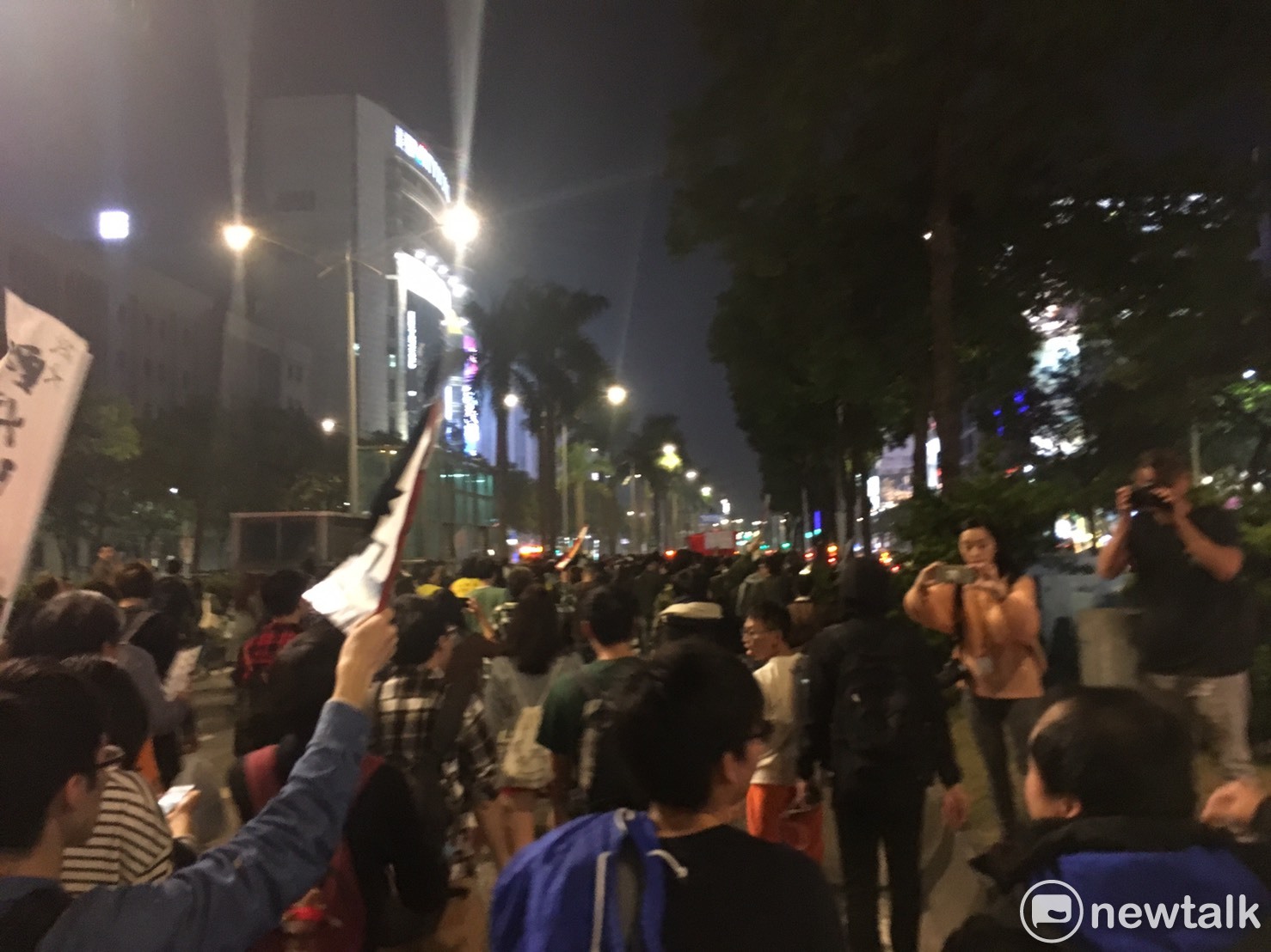 學生佔領車道,沿中華路遊行,高喊「拒絕過勞,退回草案。」 圖:黃韋銓/攝 學生佔領車道,沿中華路遊行,高喊「拒絕過勞,退回草案。」 圖:黃韋銓/攝