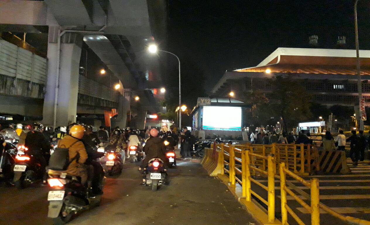 學生來到台北車站旁。 圖:陳香蘭/攝 學生來到台北車站旁。 圖:陳香蘭/攝
