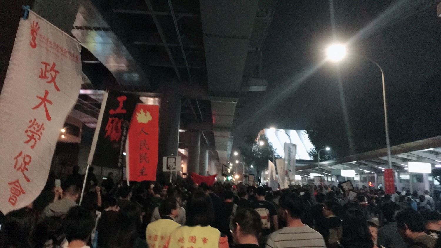 學生決定走回中山南路。 圖:黃韋銓/攝 學生決定走回中山南路。 圖:黃韋銓/攝