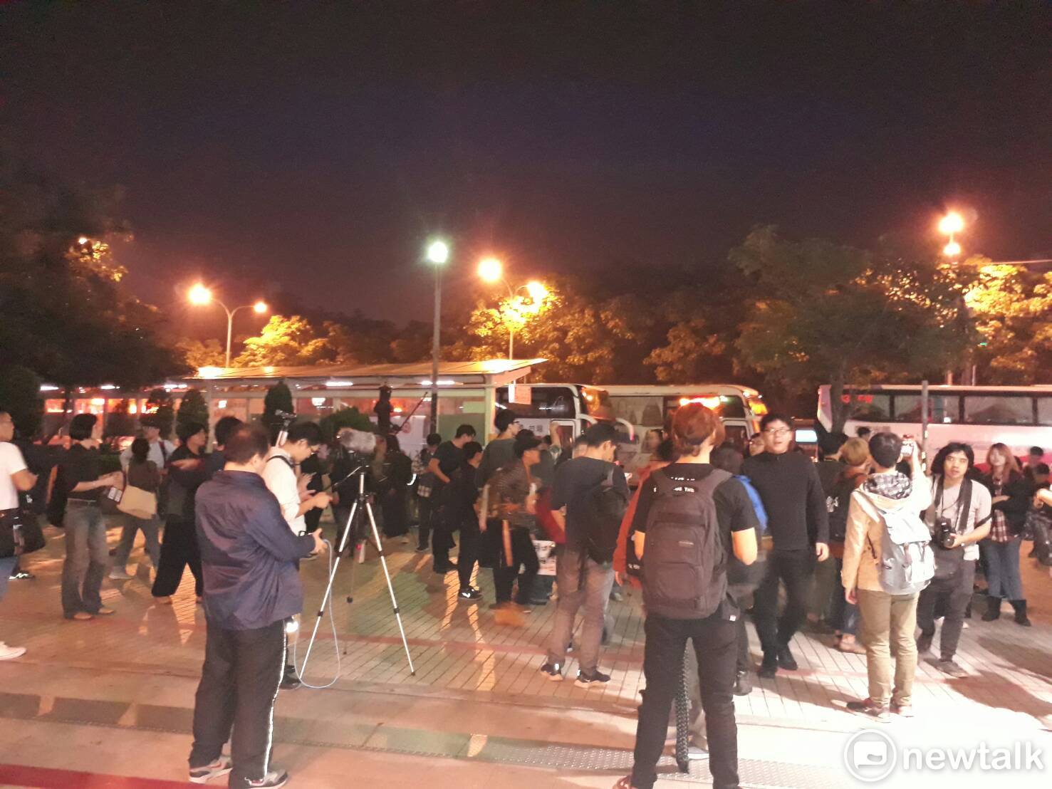 學生來到台北車站東3門。 圖:陳香蘭/攝 學生來到台北車站東3門。 圖:陳香蘭/攝