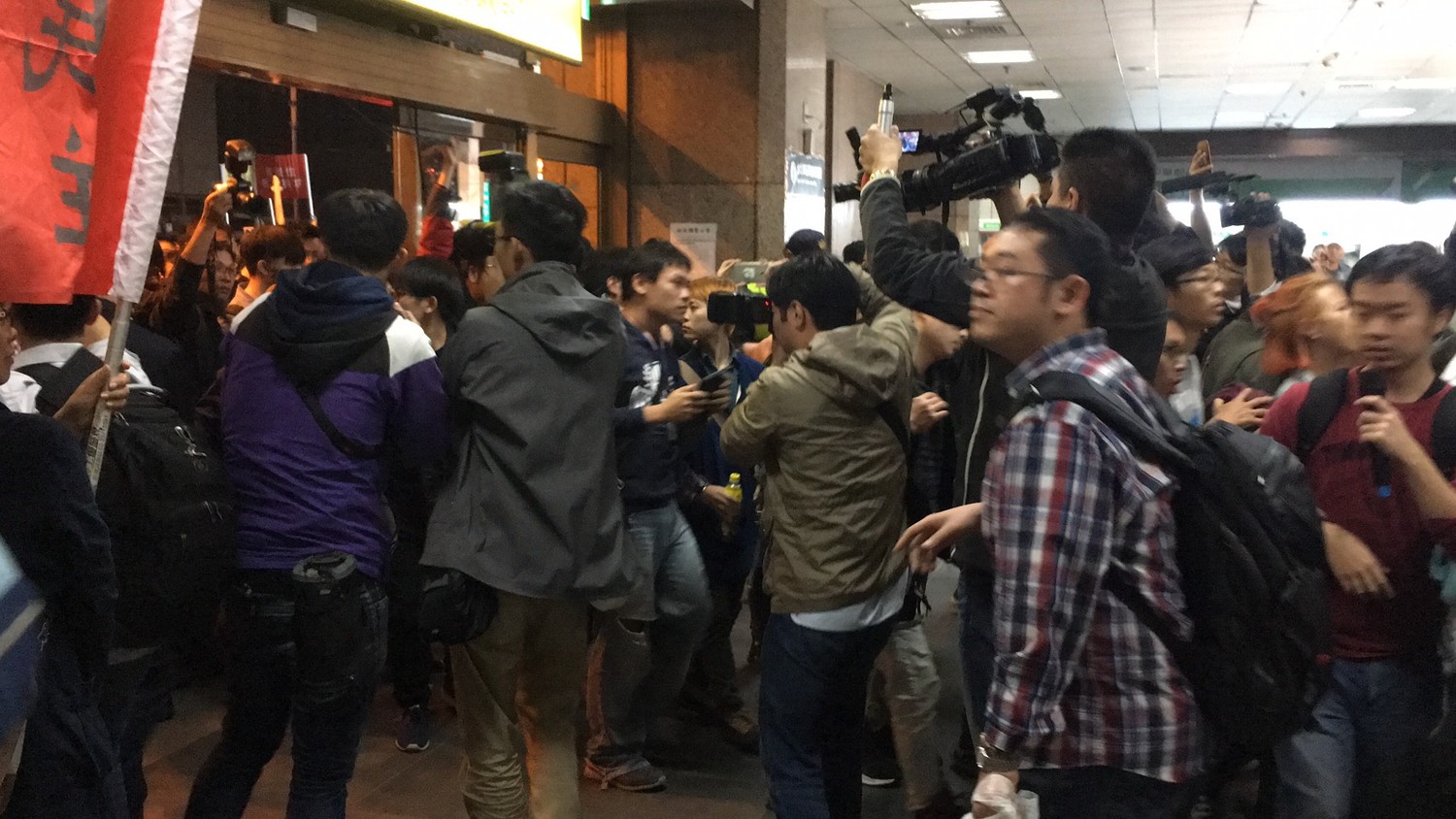 學生大喊「坐捷運!坐捷運!」接著部分學生衝進台北車站。 圖:黃韋銓/攝 學生大喊「坐捷運!坐捷運!」接著部分學生衝進台北車站。 圖:黃韋銓/攝