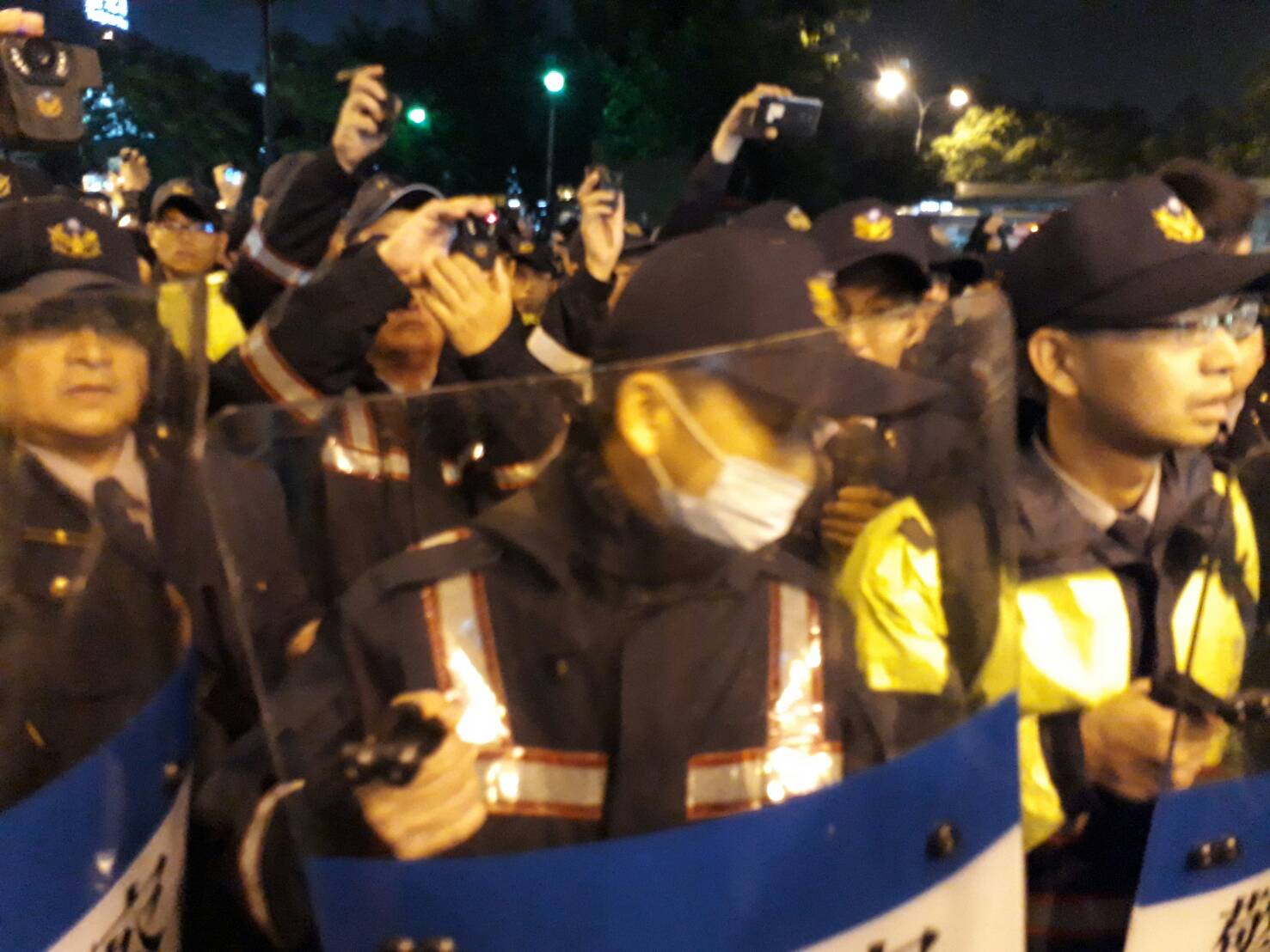 警察包圍,有人拿掉一名警察帽子,該名警察失控扭打那名男子。 圖:陳香蘭/攝 警察包圍,有人拿掉一名警察帽子,該名警察失控扭打那名男子。 圖:陳香蘭/攝