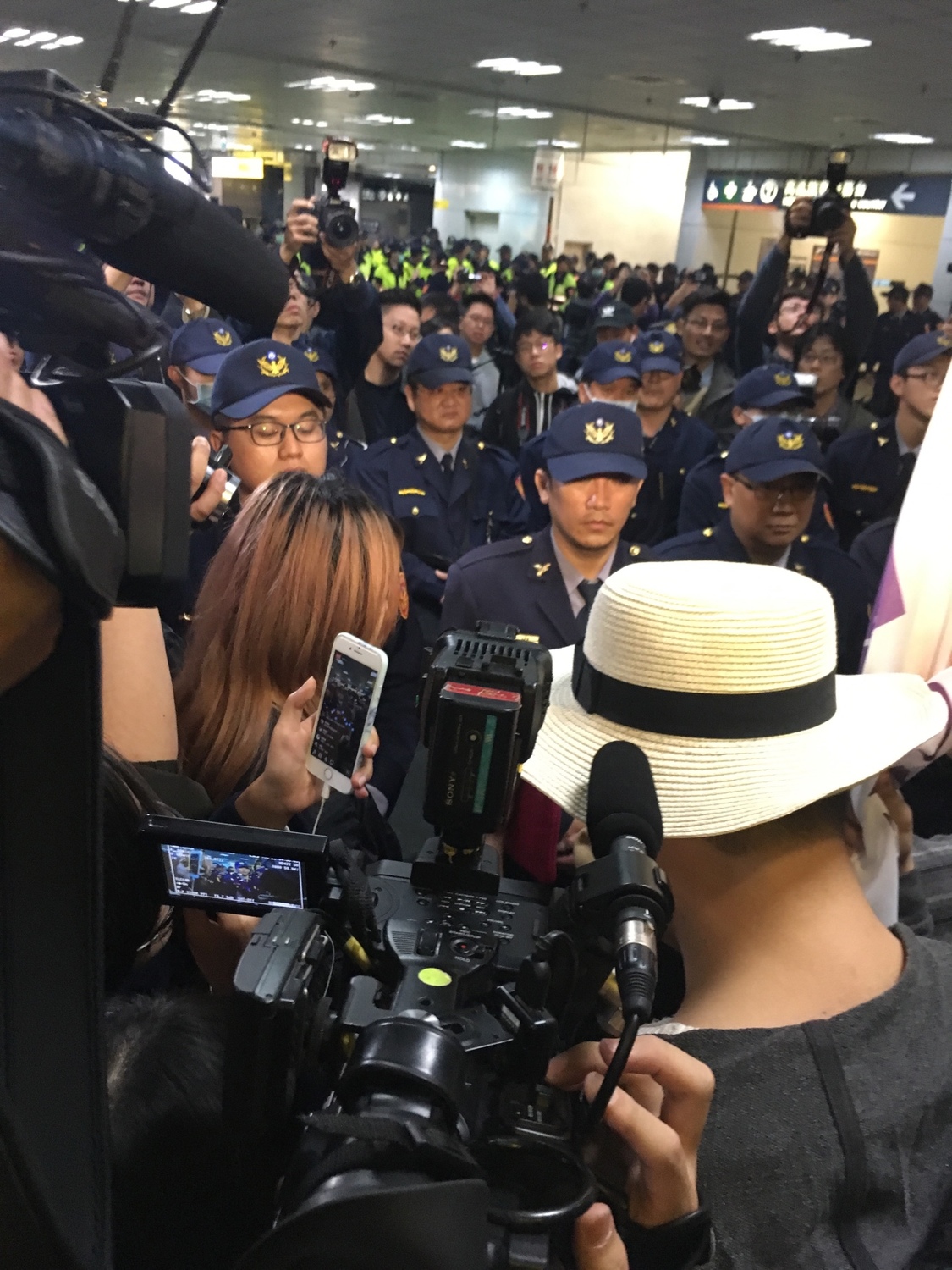 警方將學生包圍在台北車站東三門口,學生要求去坐捷運,但警方仍內外包夾團團包圍。 圖:黃韋銓/攝 警方將學生包圍在台北車站東三門口,學生要求去坐捷運,但警方仍內外包夾團團包圍。 圖:黃韋銓/攝