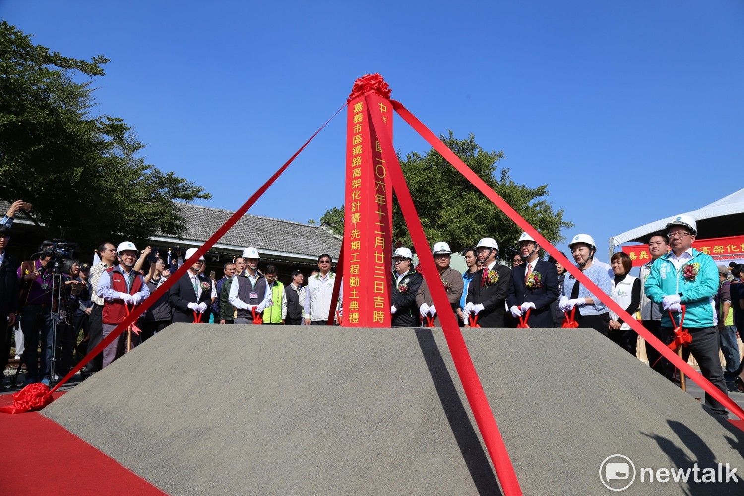 嘉義的鐵路高架化計畫先期工程今(23)日舉行動土儀式。嘉義市鐵路高架化計畫先期工程今(23)動土,副總統陳建仁、交通部長賀陳旦親臨主持,與嘉義市長涂醒哲、嘉義縣長張花冠、立法委員李俊俋、陳明文、蔡易餘,和在地民意代表等出席動土儀式。 圖:嘉義縣政府提供(資料照片) 嘉義的鐵路高架化計畫先期工程今(23)日舉行動土儀式。嘉義市鐵路高架化計畫先期工程今(23)動土,副總統陳建仁、交通部長賀陳旦親臨主持,與嘉義市長涂醒哲、嘉義縣長張花冠、立法委員李俊俋、陳明文、蔡易餘,和在地民意代表等出席動土儀式。 圖:嘉義縣政府提供(資料照片)