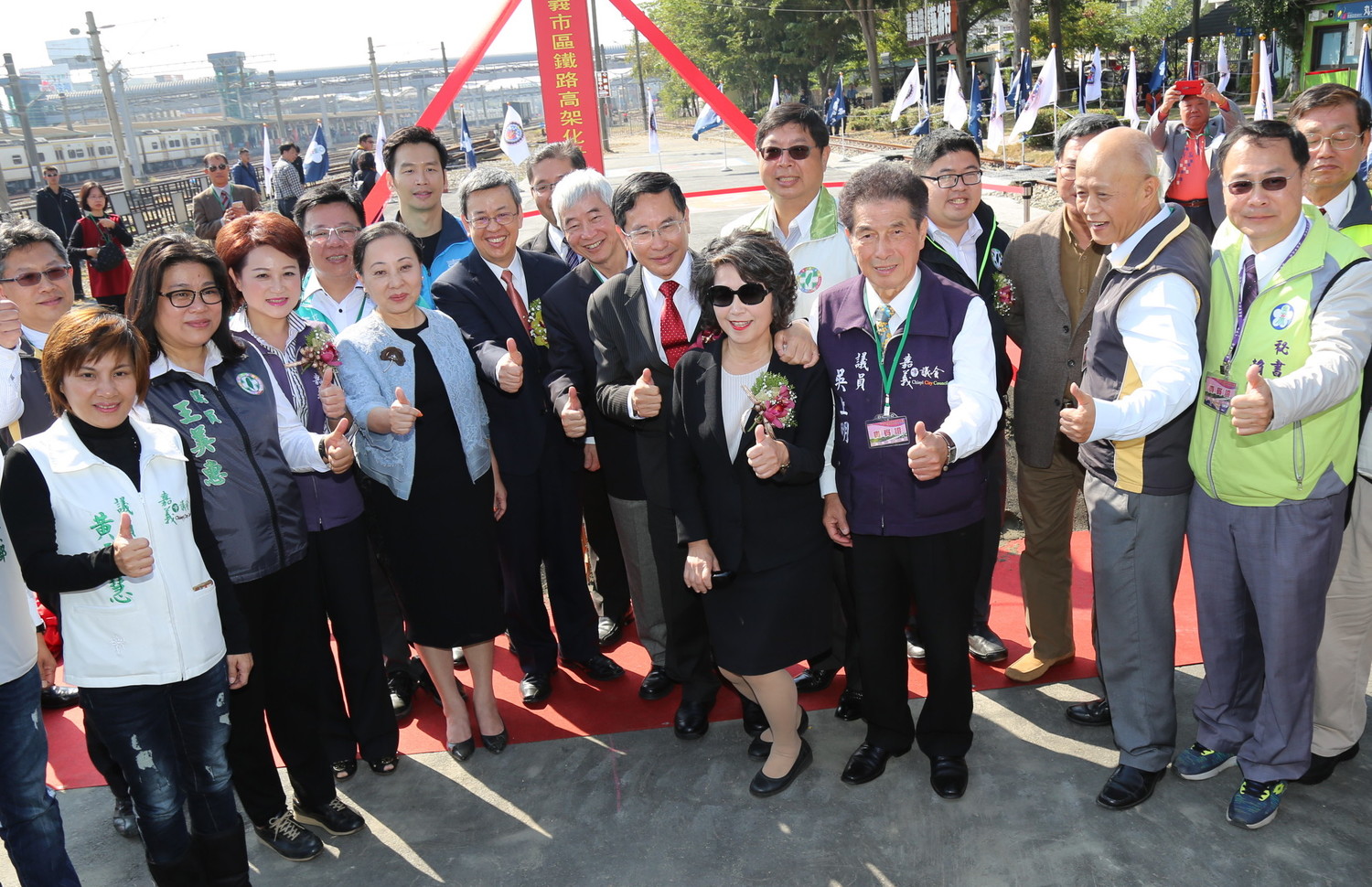 嘉義市鐵路高架化計畫先期工程今(23)動土,副總統陳建仁、交通部長賀陳旦親臨主持,與嘉義市長涂醒哲、嘉義縣長張花冠、立法委員李俊俋、陳明文、蔡易餘,和在地民意代表等出席動土儀式。 圖:嘉義縣政府提供(資料照片) 嘉義市鐵路高架化計畫先期工程今(23)動土,副總統陳建仁、交通部長賀陳旦親臨主持,與嘉義市長涂醒哲、嘉義縣長張花冠、立法委員李俊俋、陳明文、蔡易餘,和在地民意代表等出席動土儀式。 圖:嘉義縣政府提供(資料照片)