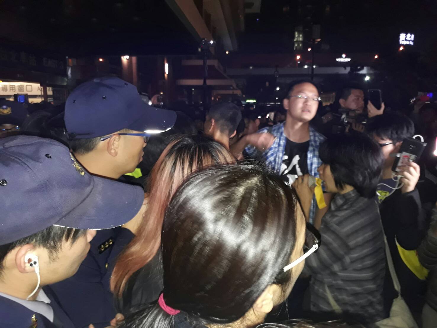 警方將學生團團圍住。 圖:陳香蘭/攝 警方將學生團團圍住。 圖:陳香蘭/攝