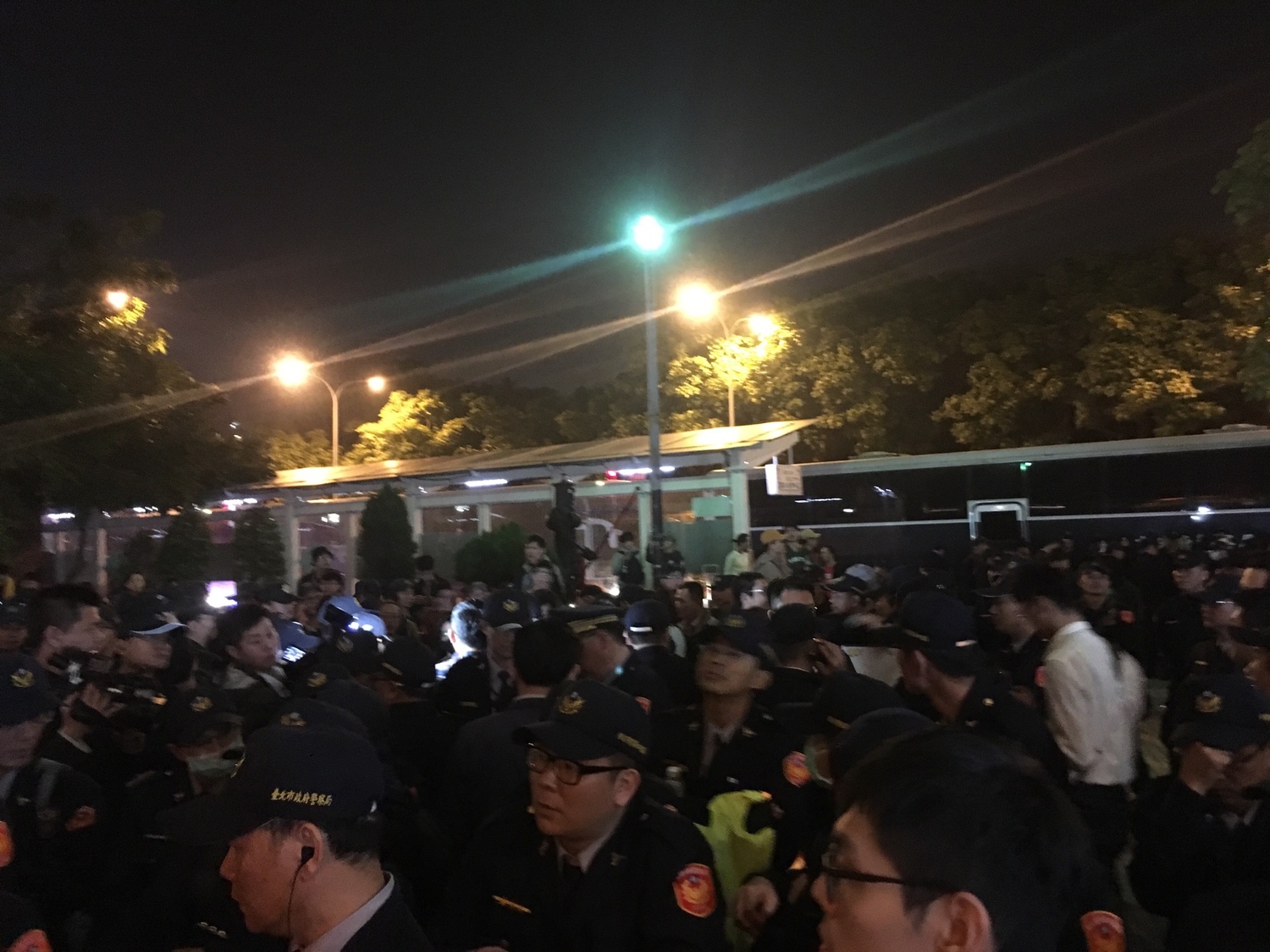 群眾與警方對峙中,多輛警備車已經準備在後方。 圖:黃韋銓/攝 群眾與警方對峙中,多輛警備車已經準備在後方。 圖:黃韋銓/攝