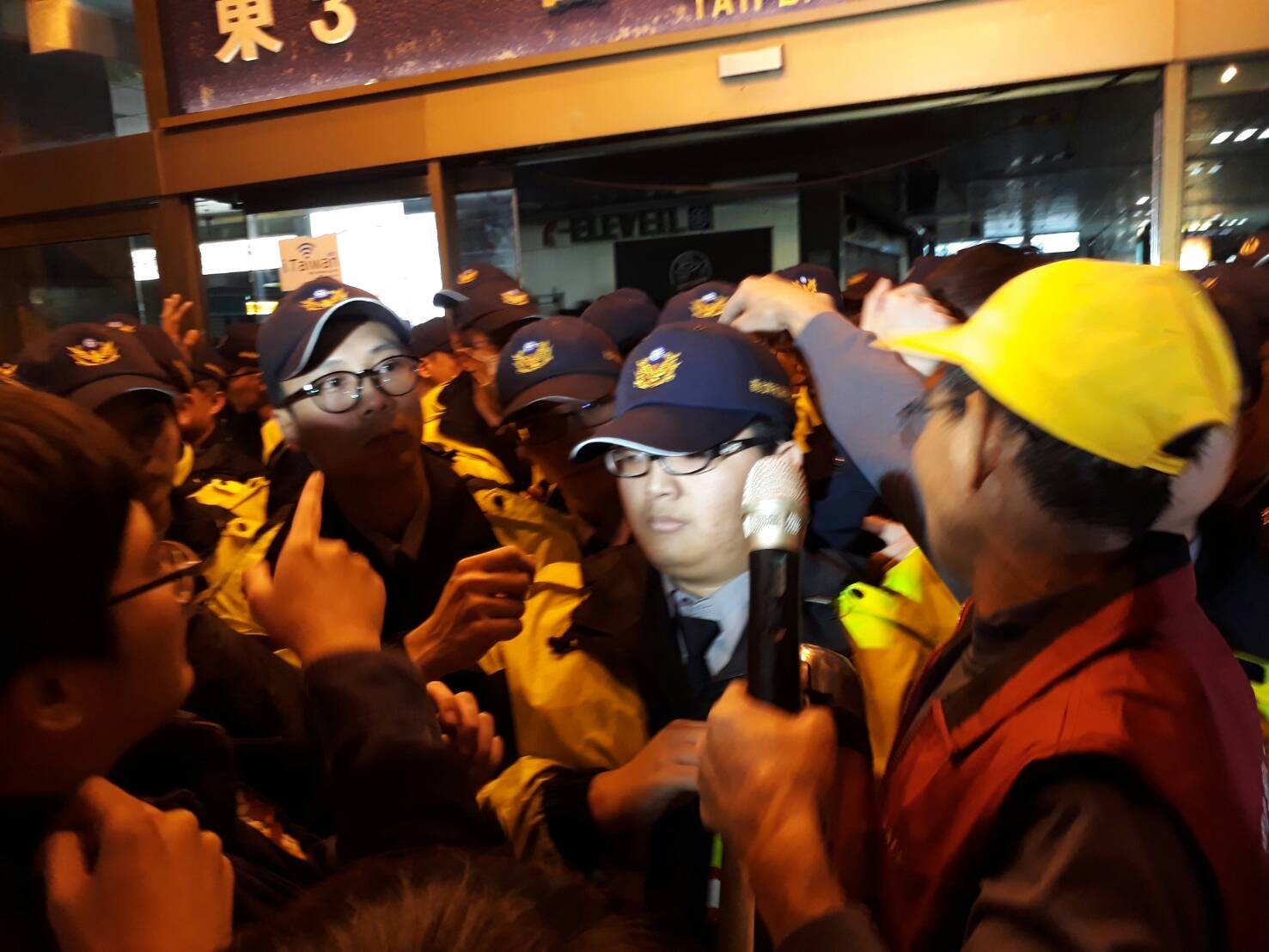 群眾要求坐捷運回家,緩步向車站內前進,但警方往外推擠,目前對峙中,學生高喊「局長出來!」 圖:陳香蘭/攝 群眾要求坐捷運回家,緩步向車站內前進,但警方往外推擠,目前對峙中,學生高喊「局長出來!」 圖:陳香蘭/攝