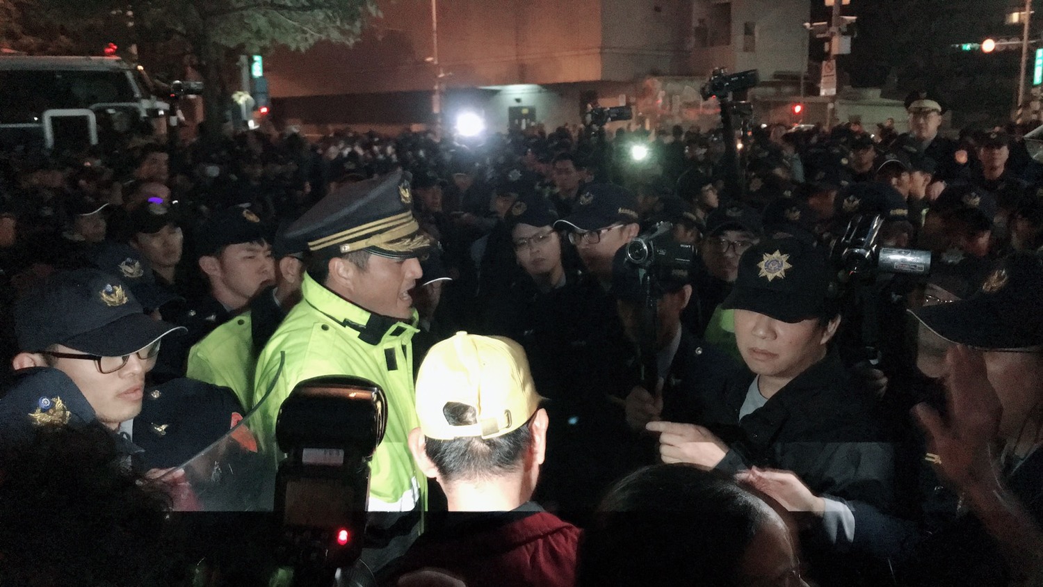 警方強行抓人、抓記者。 圖:黃韋銓/攝 警方強行抓人、抓記者。 圖:黃韋銓/攝