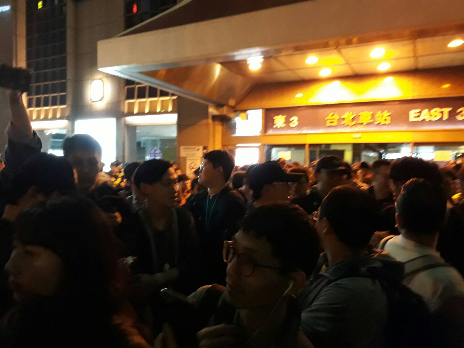 群眾大喊:「我們自己走」,準備走上警備車。 圖:黃韋銓/攝 群眾大喊:「我們自己走」,準備走上警備車。 圖:黃韋銓/攝
