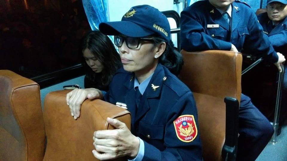 學生被帶上警備車載走,車上有多名員警嚴陣以待。 圖:翻攝自林芸臉書 學生被帶上警備車載走,車上有多名員警嚴陣以待。 圖:翻攝自林芸臉書
