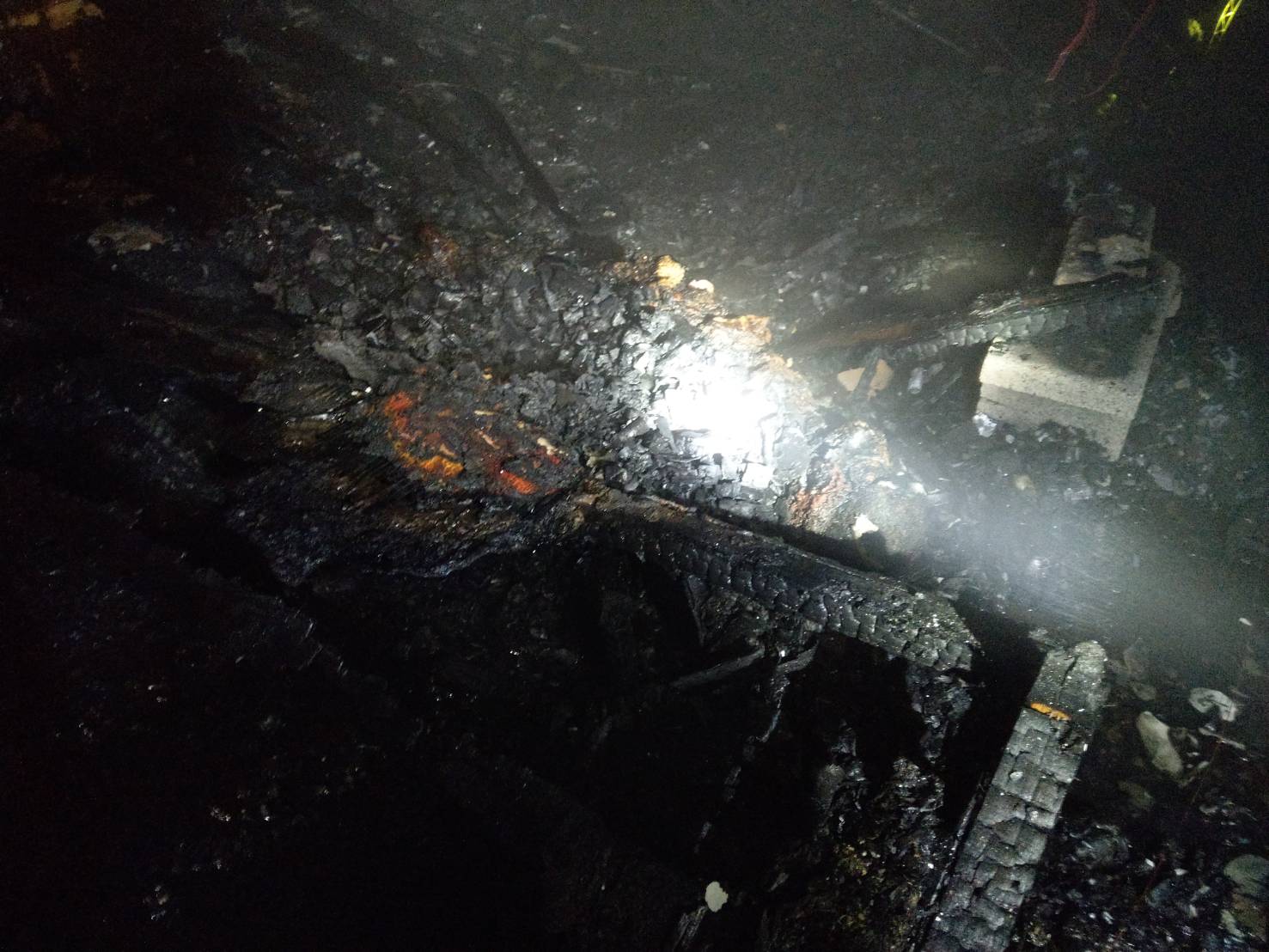 桃園市復興區一間民宅24日凌晨發生大火,屋主王姓夫妻命喪火窟,起火原因待查。 (照片桃園消防局提供) 桃園市復興區一間民宅24日凌晨發生大火,屋主王姓夫妻命喪火窟,起火原因待查。 (照片桃園消防局提供)