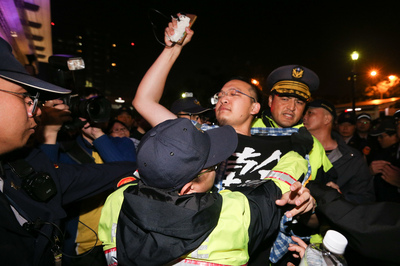 勞團發起大遊行宣布活動結束後,仍有部分民眾不願離去,轉往台北車站東三門聚集和警方僵持發生衝突,24日凌晨警方展開驅離行動清空現場。 圖/中央社 勞團發起大遊行宣布活動結束後,仍有部分民眾不願離去,轉往台北車站東三門聚集和警方僵持發生衝突,24日凌晨警方展開驅離行動清空現場。 圖/中央社