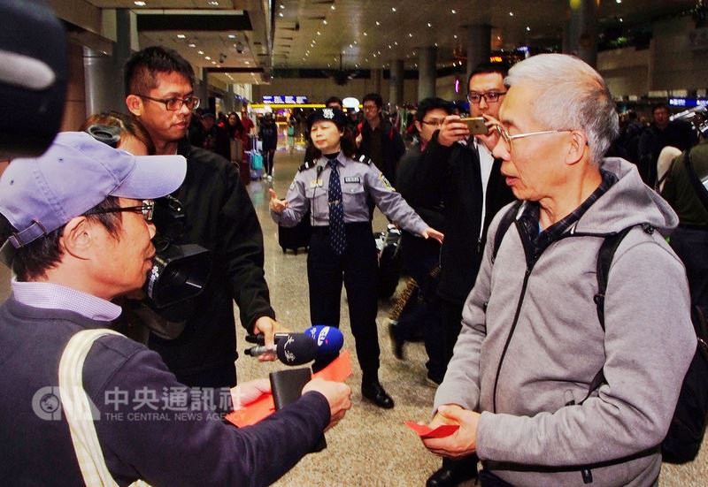 台灣旅行團前往中國大陸雲南地區旅行,因道路結冰翻車釀10傷,其中3人傷勢無大礙,24日提前搭機返台,旅行社方面除派員接機外,現場並致贈紅包表達慰問。 圖 : 中央社 台灣旅行團前往中國大陸雲南地區旅行,因道路結冰翻車釀10傷,其中3人傷勢無大礙,24日提前搭機返台,旅行社方面除派員接機外,現場並致贈紅包表達慰問。 圖 : 中央社