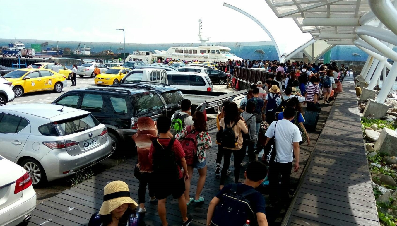 航港局協調業者加派航班疏運旅客,預估可提供16萬5,596人次的運能。 圖:航港局/提供 航港局協調業者加派航班疏運旅客,預估可提供16萬5,596人次的運能。 圖:航港局/提供
