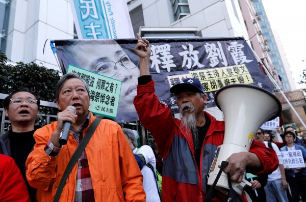 「目前,全球的人權人士正在為遭到軟禁的劉曉波遺孀劉霞而奔走。但願特里爾的慶祝者能夠在發言中用恰當的言辭提到此事。大量在場的中國遊客以及中國外交官則儘可以聽聽這些話」。德媒提醒,「在中國國內,這種言論會遭到嚴格的審查」。圖為香港多個團體去(2017)年12月25日上街要求北京當局釋放已故諾貝爾和平獎得主劉曉波的遺孀劉霞。 圖:達志影像/路透社 「目前,全球的人權人士正在為遭到軟禁的劉曉波遺孀劉霞而奔走。但願特里爾的慶祝者能夠在發言中用恰當的言辭提到此事。大量在場的中國遊客以及中國外交官則儘可以聽聽這些話」。德媒提醒,「在中國國內,這種言論會遭到嚴格的審查」。圖為香港多個團體去(2017)年12月25日上街要求北京當局釋放已故諾貝爾和平獎得主劉曉波的遺孀劉霞。 圖:達志影像/路透社