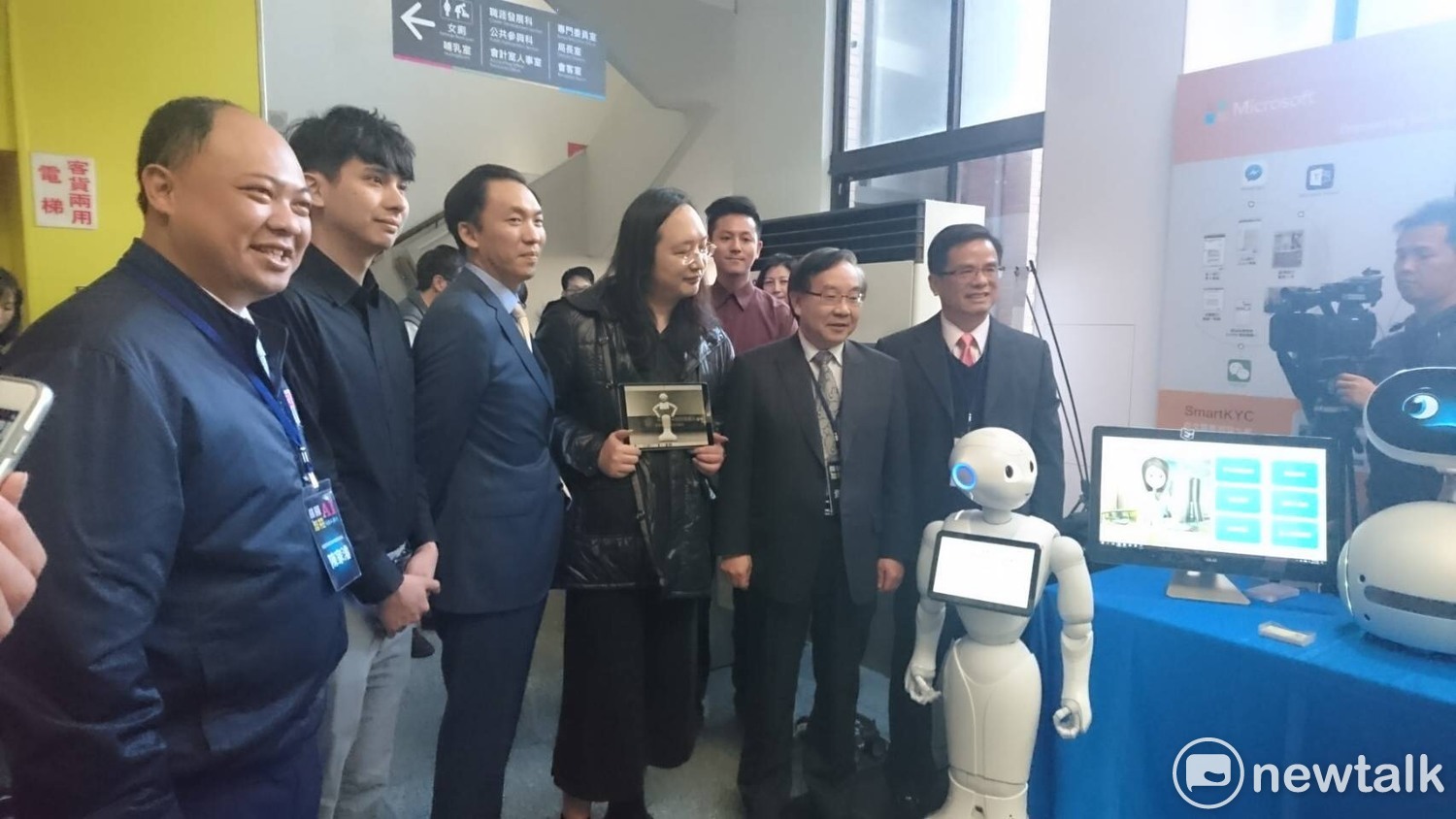 出席「桃園AI及智慧機器人基地促進暨創新交流會」的行政院政務委員唐鳳今(26)日表示,科技部將今年訂為AI元年,預計在4年內投入20億元,打造智慧機器人創新製造基地,桃園更是發展「亞洲‧矽谷計畫」重鎮,導入物聯網平台。 出席「桃園AI及智慧機器人基地促進暨創新交流會」的行政院政務委員唐鳳今(26)日表示,科技部將今年訂為AI元年,預計在4年內投入20億元,打造智慧機器人創新製造基地,桃園更是發展「亞洲‧矽谷計畫」重鎮,導入物聯網平台。