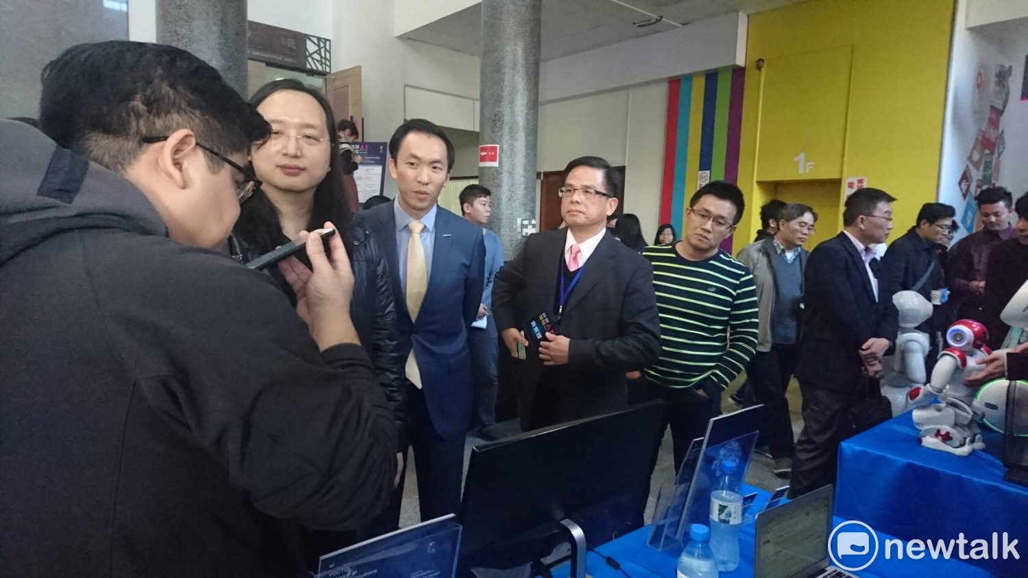 出席「桃園AI及智慧機器人基地促進暨創新交流會」的行政院政務委員唐鳳今(26)日表示,科技部將今年訂為AI元年,預計在4年內投入20億元,打造智慧機器人創新製造基地,桃園更是發展「亞洲‧矽谷計畫」重鎮,導入物聯網平台。 出席「桃園AI及智慧機器人基地促進暨創新交流會」的行政院政務委員唐鳳今(26)日表示,科技部將今年訂為AI元年,預計在4年內投入20億元,打造智慧機器人創新製造基地,桃園更是發展「亞洲‧矽谷計畫」重鎮,導入物聯網平台。