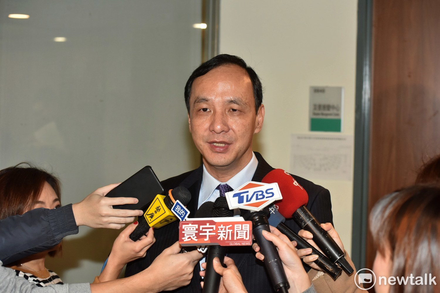 新北市長朱立倫受訪談妻舅高思博參選台南市長,朱立倫表示,黨的全面作戰考量才是最重要的考量,「不必考慮他跟我有任何的私人關係」。 圖:王峻昌/攝 新北市長朱立倫受訪談妻舅高思博參選台南市長,朱立倫表示,黨的全面作戰考量才是最重要的考量,「不必考慮他跟我有任何的私人關係」。 圖:王峻昌/攝