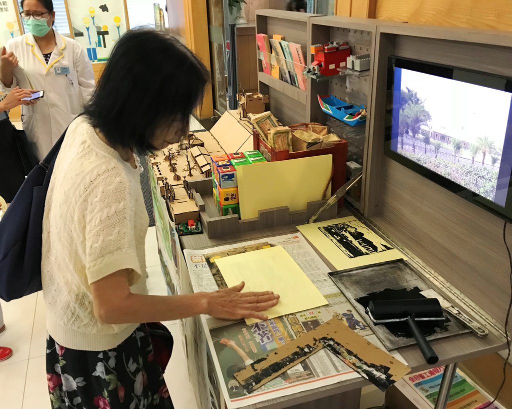 日本老太太對於海關碼頭日式建築相當感興趣。 圖:淡水古蹟博物館/提供 日本老太太對於海關碼頭日式建築相當感興趣。 圖:淡水古蹟博物館/提供