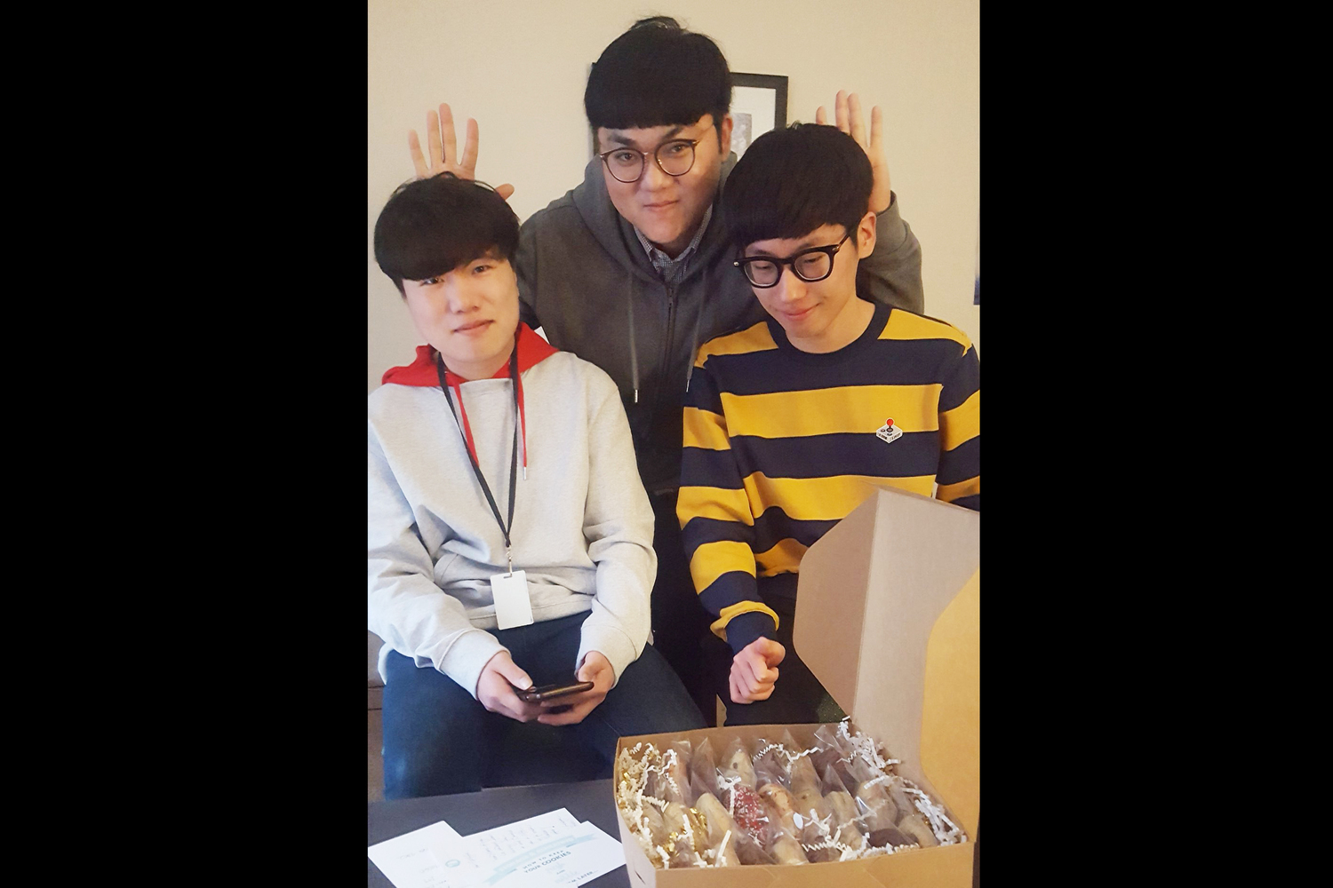 HaGoPeun、NUS、Closer三位靦腆的輔助們在餅乾被吃掉前,趕緊合了照。 HaGoPeun、NUS、Closer三位靦腆的輔助們在餅乾被吃掉前,趕緊合了照。