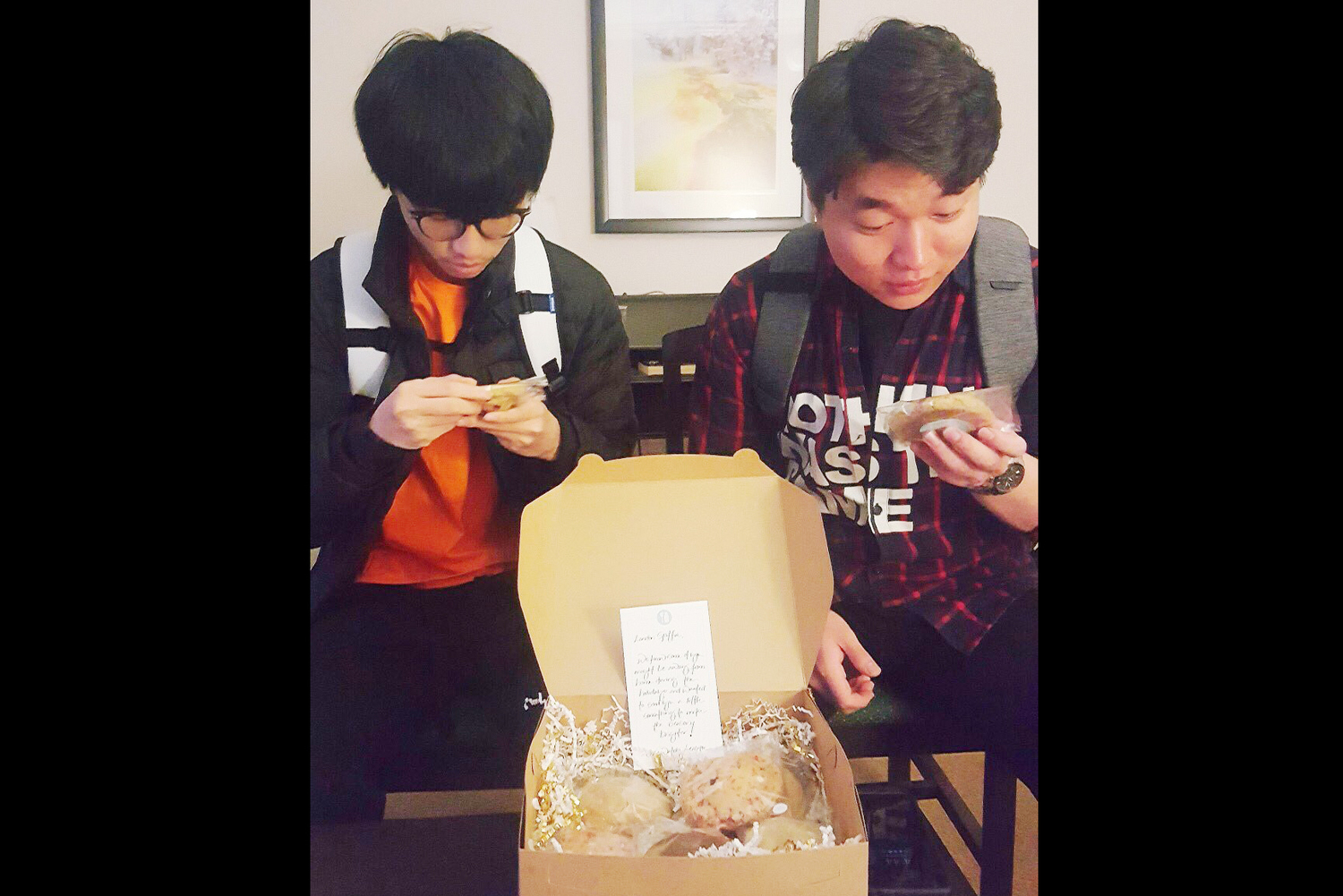 坦克WOOHYAL與Fissure兩人專心地研究起餅乾的口味。 圖 : 翻攝自London Spitfire 坦克WOOHYAL與Fissure兩人專心地研究起餅乾的口味。 圖 : 翻攝自London Spitfire