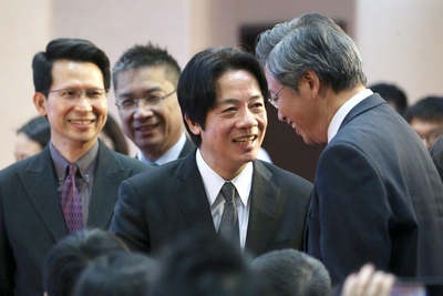 行政院長賴清德(右2)27日在行政院出席「2017年行
政院傑出科技貢獻獎」頒獎典禮,與前行政院長張善政
(右)交談互動。 圖:中央社 行政院長賴清德(右2)27日在行政院出席「2017年行
政院傑出科技貢獻獎」頒獎典禮,與前行政院長張善政
(右)交談互動。 圖:中央社
