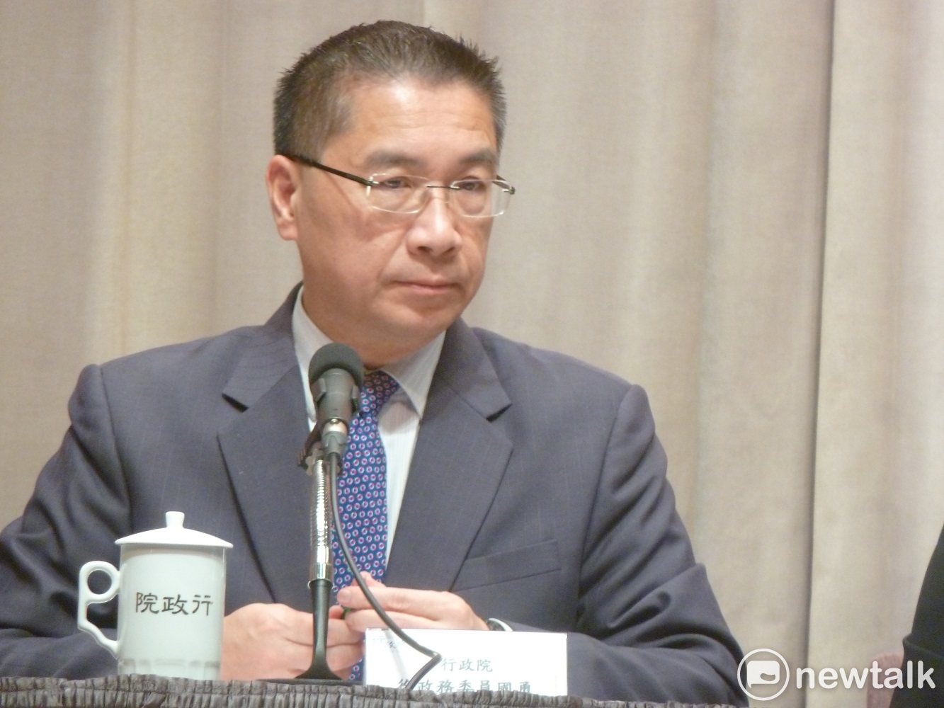 針對民進黨立委劉世芳退選高雄市長初選一事,行政院發言人徐國勇受訪表示,絕對沒有外傳高層或任何第三隻手介入,一切都是謠言。 針對民進黨立委劉世芳退選高雄市長初選一事,行政院發言人徐國勇受訪表示,絕對沒有外傳高層或任何第三隻手介入,一切都是謠言。