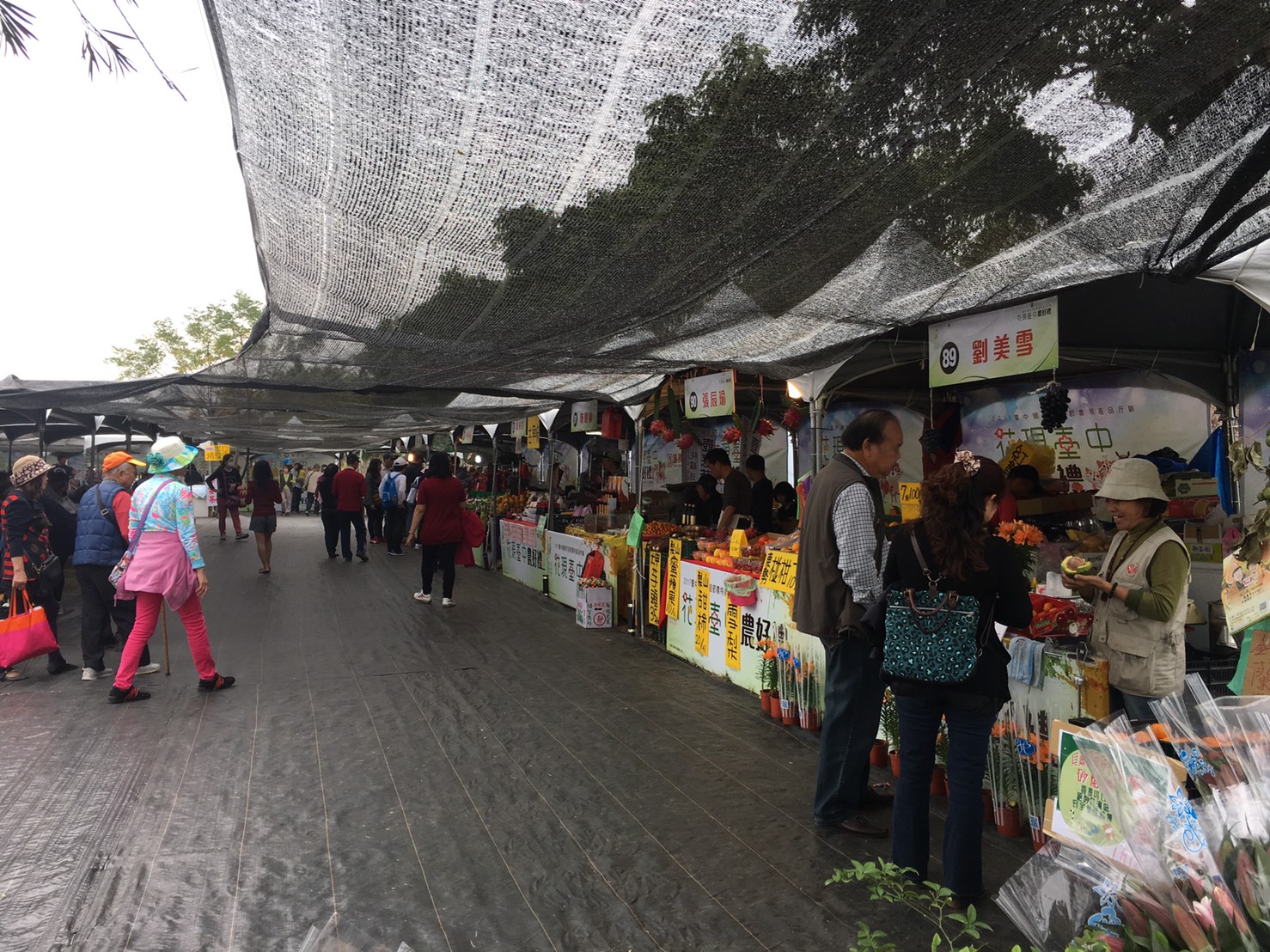 台中市農業局在后里苗圃設置108攤農業產品銷售區。 圖:台中市政府/提供 台中市農業局在后里苗圃設置108攤農業產品銷售區。 圖:台中市政府/提供