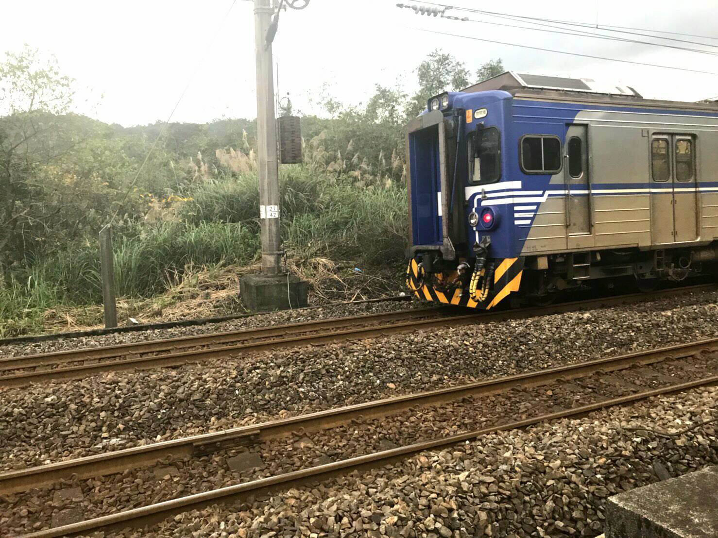 4191次於貢寮站外事故現場。 圖:台鐵提供 4191次於貢寮站外事故現場。 圖:台鐵提供