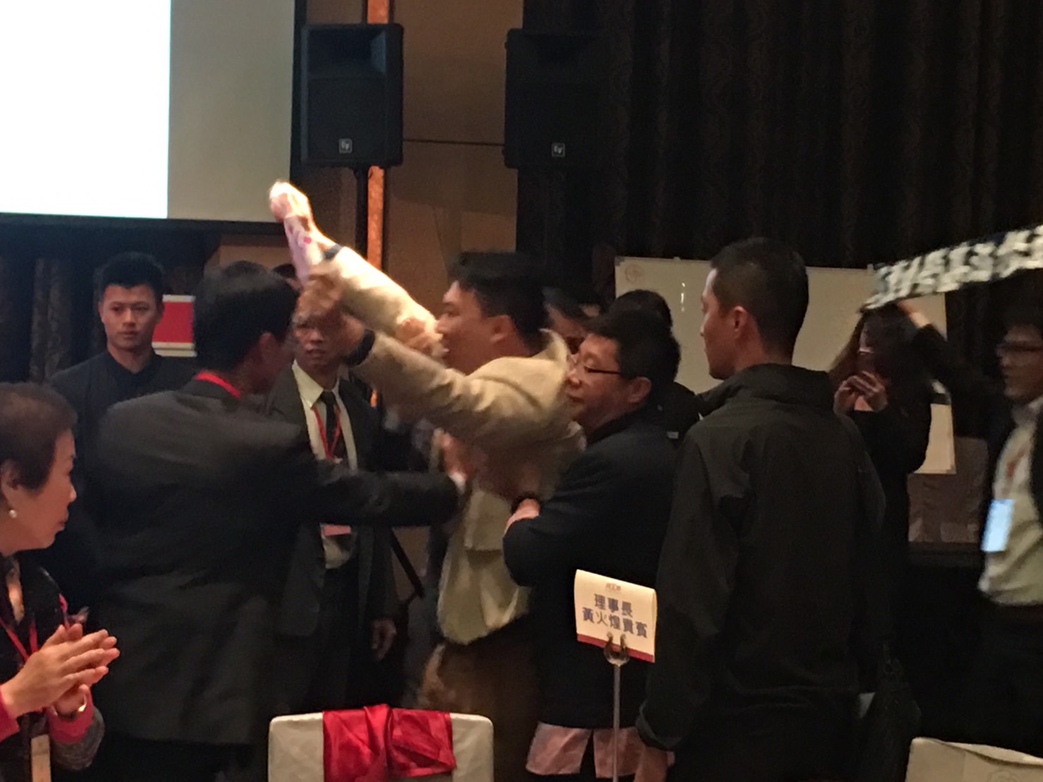 抗議者最後被保全人員架出會場。 圖:張正霖/攝 抗議者最後被保全人員架出會場。 圖:張正霖/攝