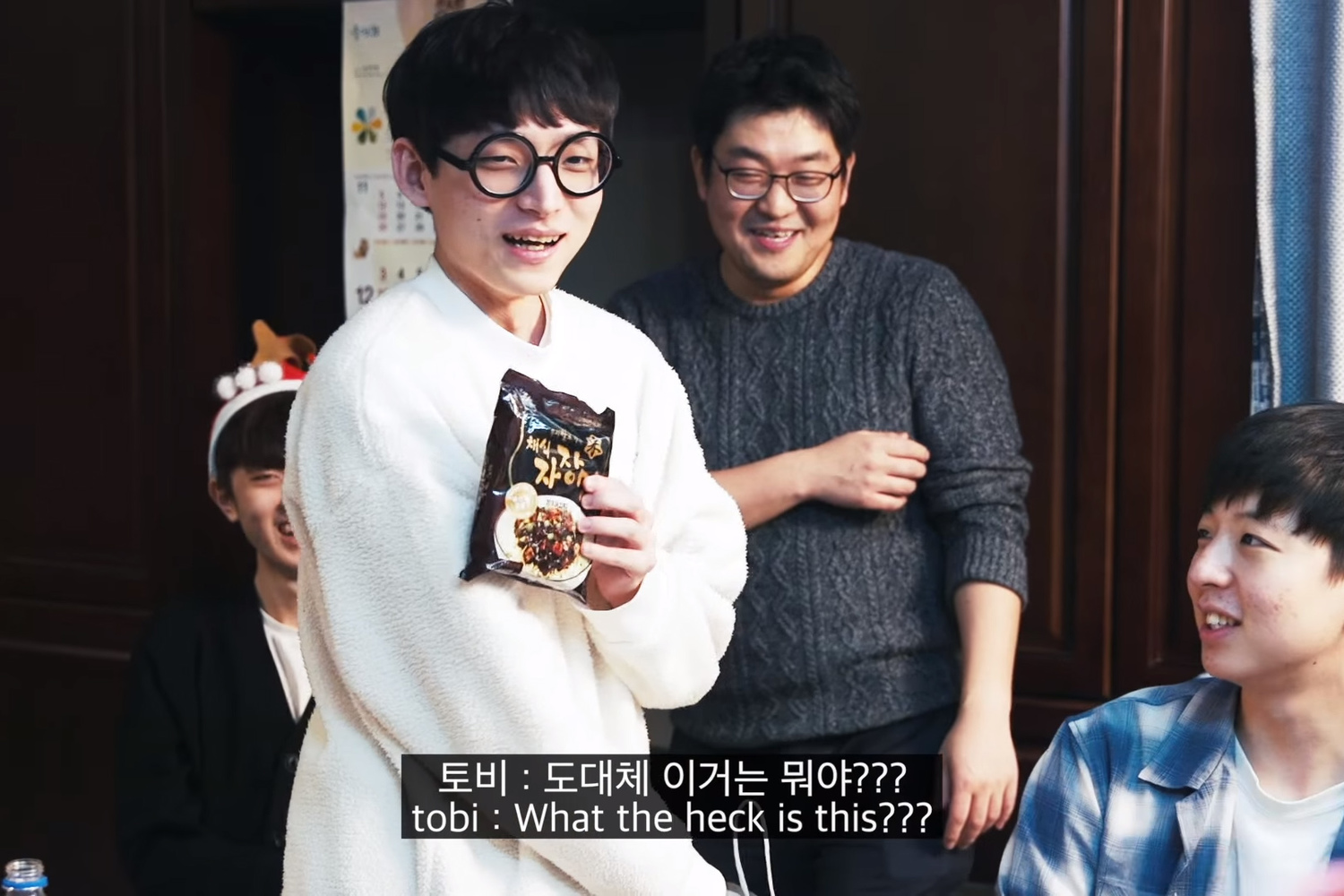 Miro送了tobi愛吃的黑豆泡麵。 圖 : 翻攝自Seoul Dynasty Miro送了tobi愛吃的黑豆泡麵。 圖 : 翻攝自Seoul Dynasty