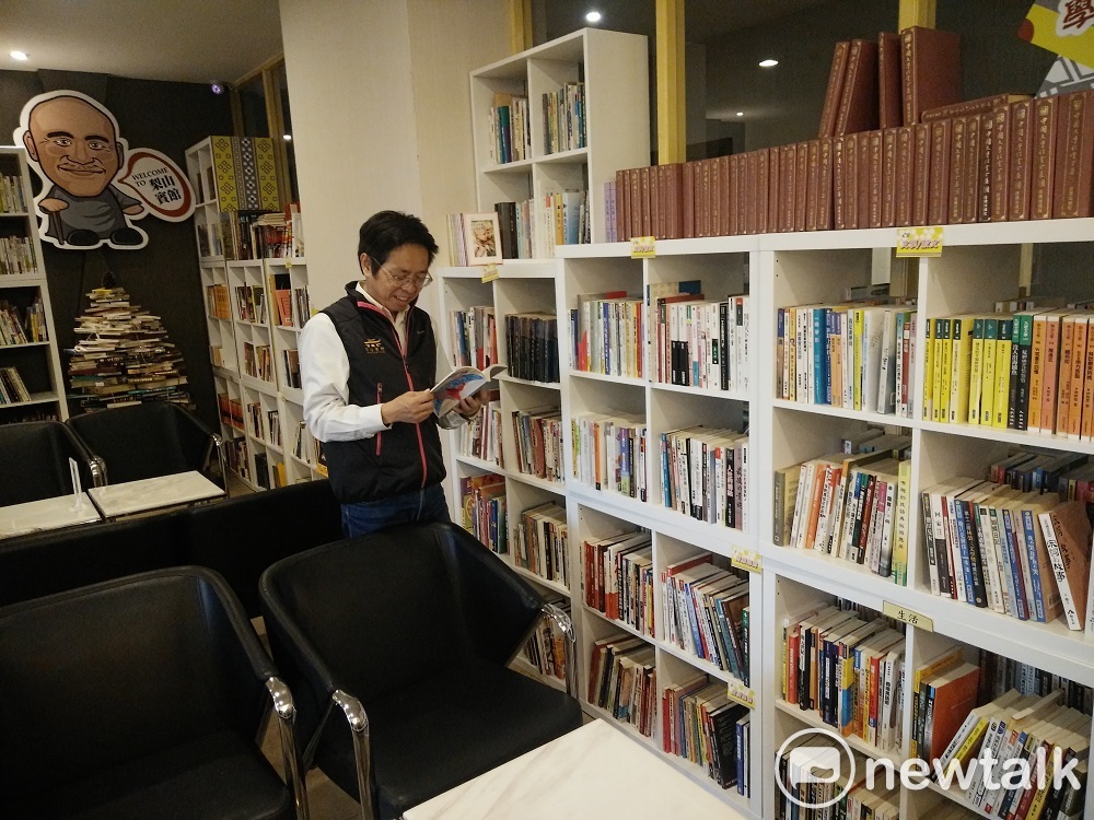 梨山賓館副總經理林閔政歡迎大家多到「山那邊夢想書房」逛逛。 梨山賓館副總經理林閔政歡迎大家多到「山那邊夢想書房」逛逛。