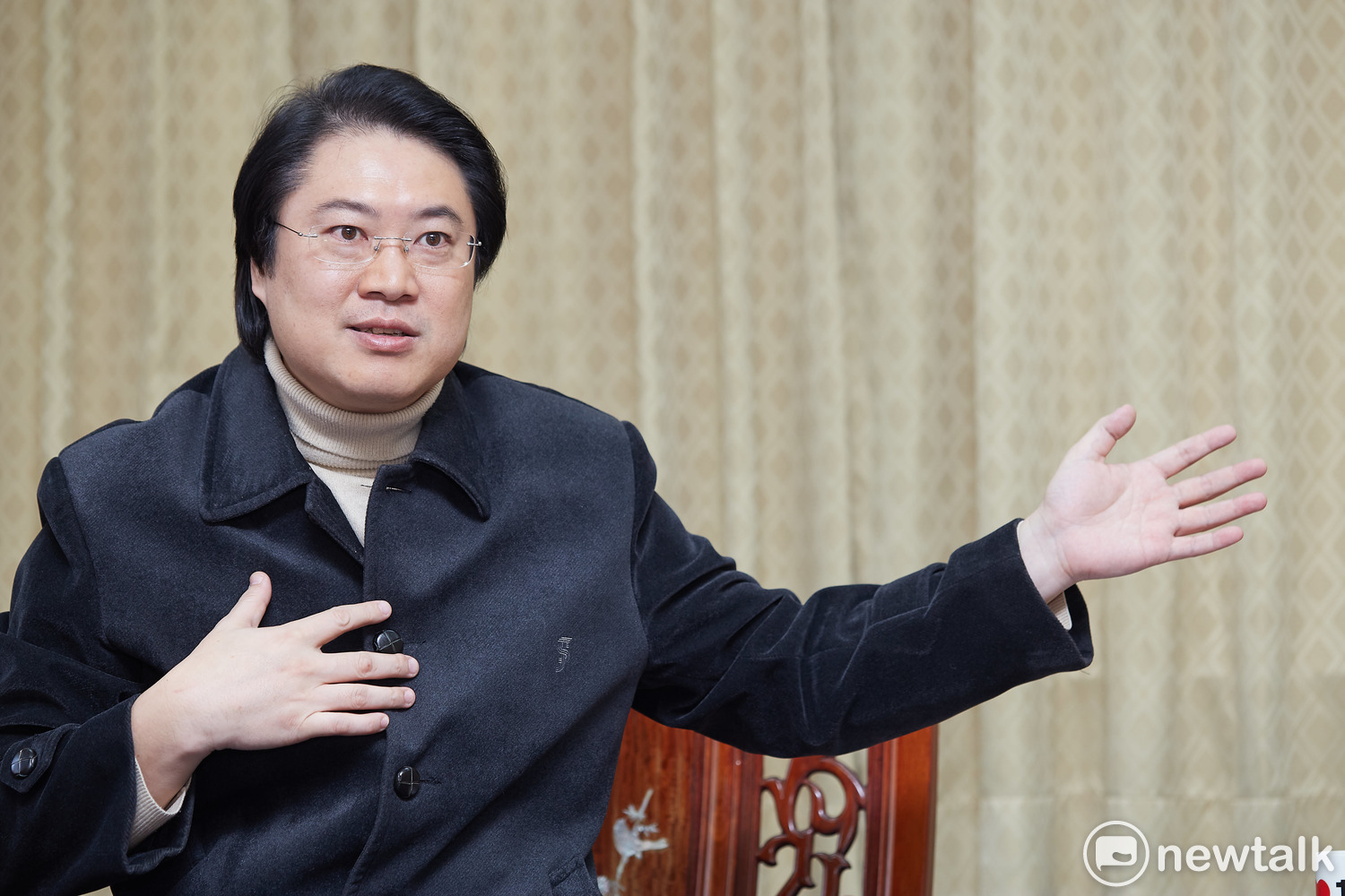 基隆市長林右昌說,他上任第一天與前任市長張通榮交接時,張還告訴他「我跟你說,當市長很好做!」他只好笑一笑,回應「是、是、是」,但心裡想著「當然,基隆市被你搞成這樣子!」 圖:李佳純 / 攝 基隆市長林右昌說,他上任第一天與前任市長張通榮交接時,張還告訴他「我跟你說,當市長很好做!」他只好笑一笑,回應「是、是、是」,但心裡想著「當然,基隆市被你搞成這樣子!」 圖:李佳純 / 攝