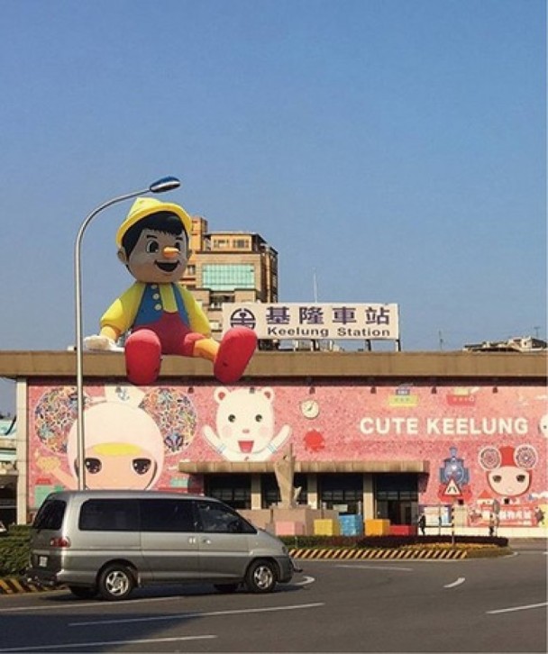 基隆市長林右昌接受專訪時,大多自信地展現上任三年以來的政績,正是這些一件件看似微小的市政累積,慢慢改變著基隆的模樣,而他就是基隆城市改造的魔術師。 基隆市長林右昌接受專訪時,大多自信地展現上任三年以來的政績,正是這些一件件看似微小的市政累積,慢慢改變著基隆的模樣,而他就是基隆城市改造的魔術師。