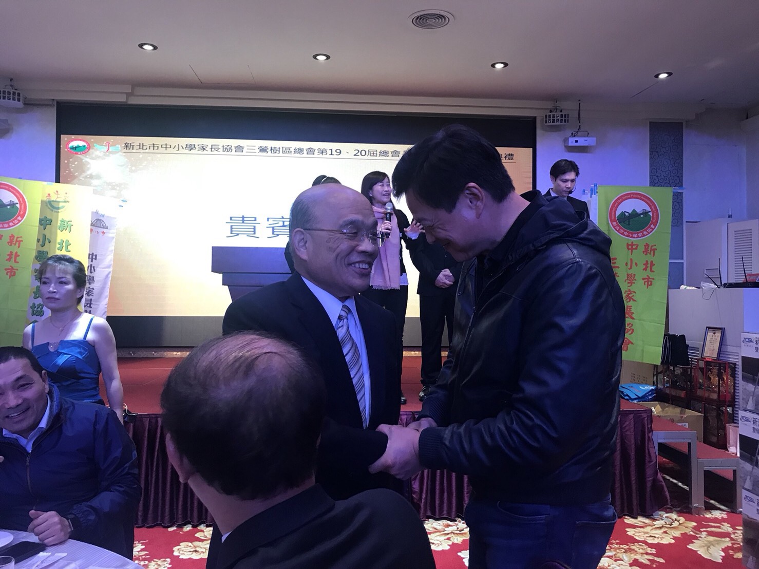 周錫瑋與蘇貞昌握手致意,兩位老縣長明年有沒有機會各自代表藍綠出馬參選新北市長?還是由現任副市長侯友宜迎戰民進黨的哪一位參選人,讓我們繼續看下去。 圖:周錫瑋辦公室提供 周錫瑋與蘇貞昌握手致意,兩位老縣長明年有沒有機會各自代表藍綠出馬參選新北市長?還是由現任副市長侯友宜迎戰民進黨的哪一位參選人,讓我們繼續看下去。 圖:周錫瑋辦公室提供
